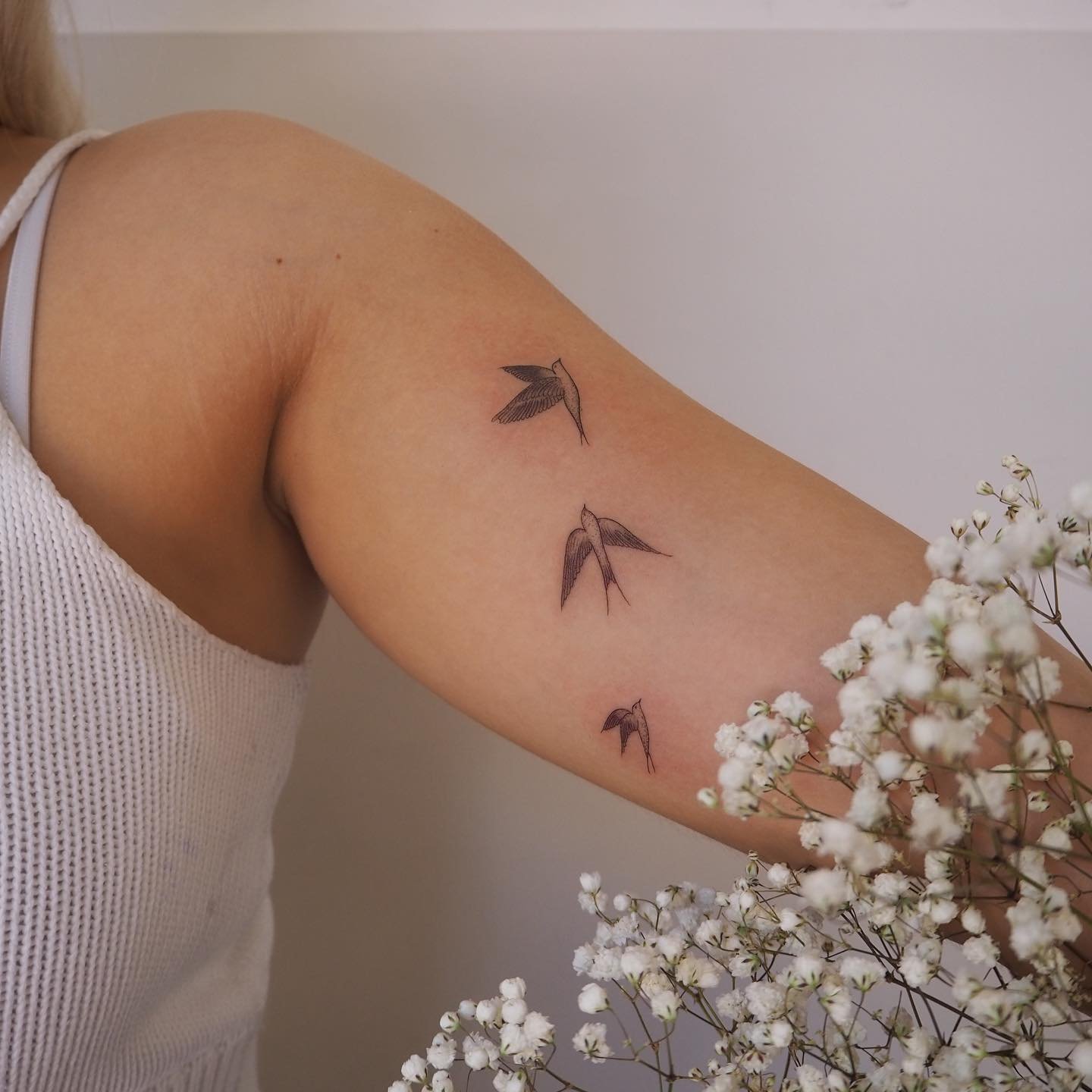 Tatuaje de mariposa en muslo, línea fina Sinkply Madrid