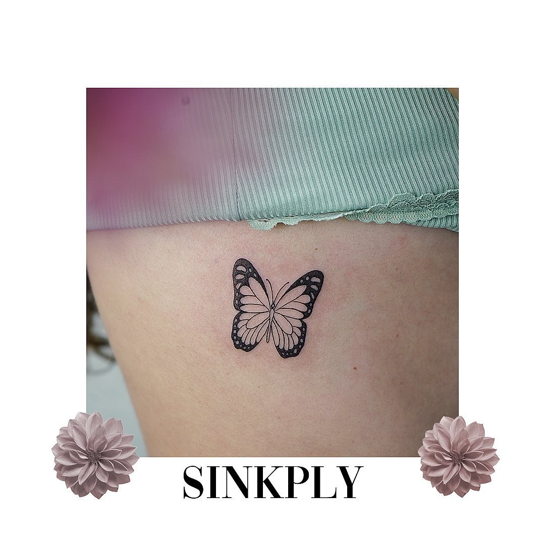Tatuaje de mariposa en muslo, línea fina Sinkply Madrid