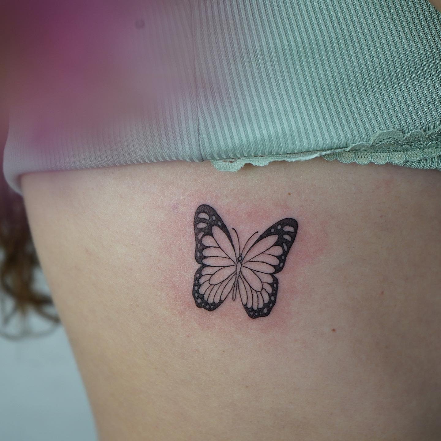 Tatuaje de mariposa en muslo, línea fina Sinkply Madrid