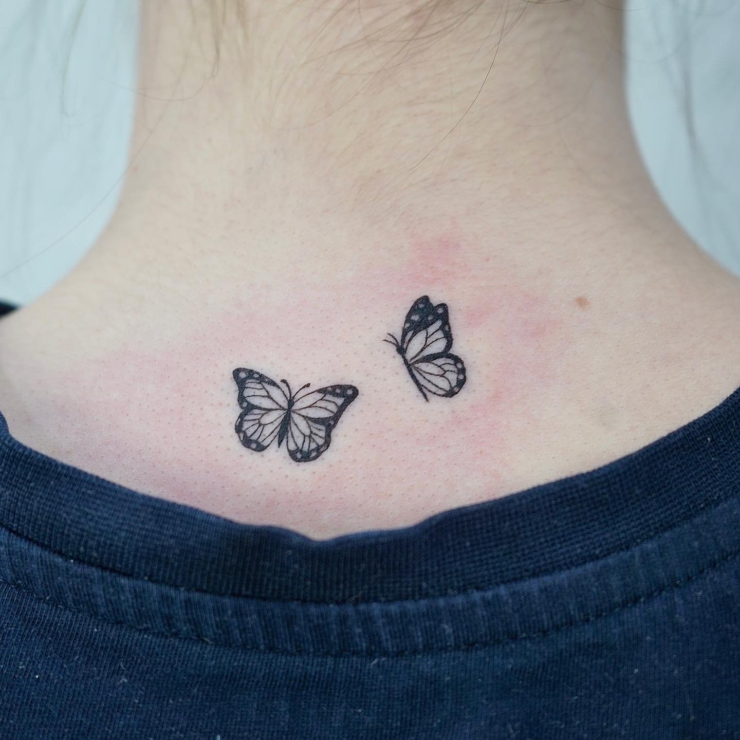 Tatuaje de mariposa en pecho, línea fina Sinkply Madrid