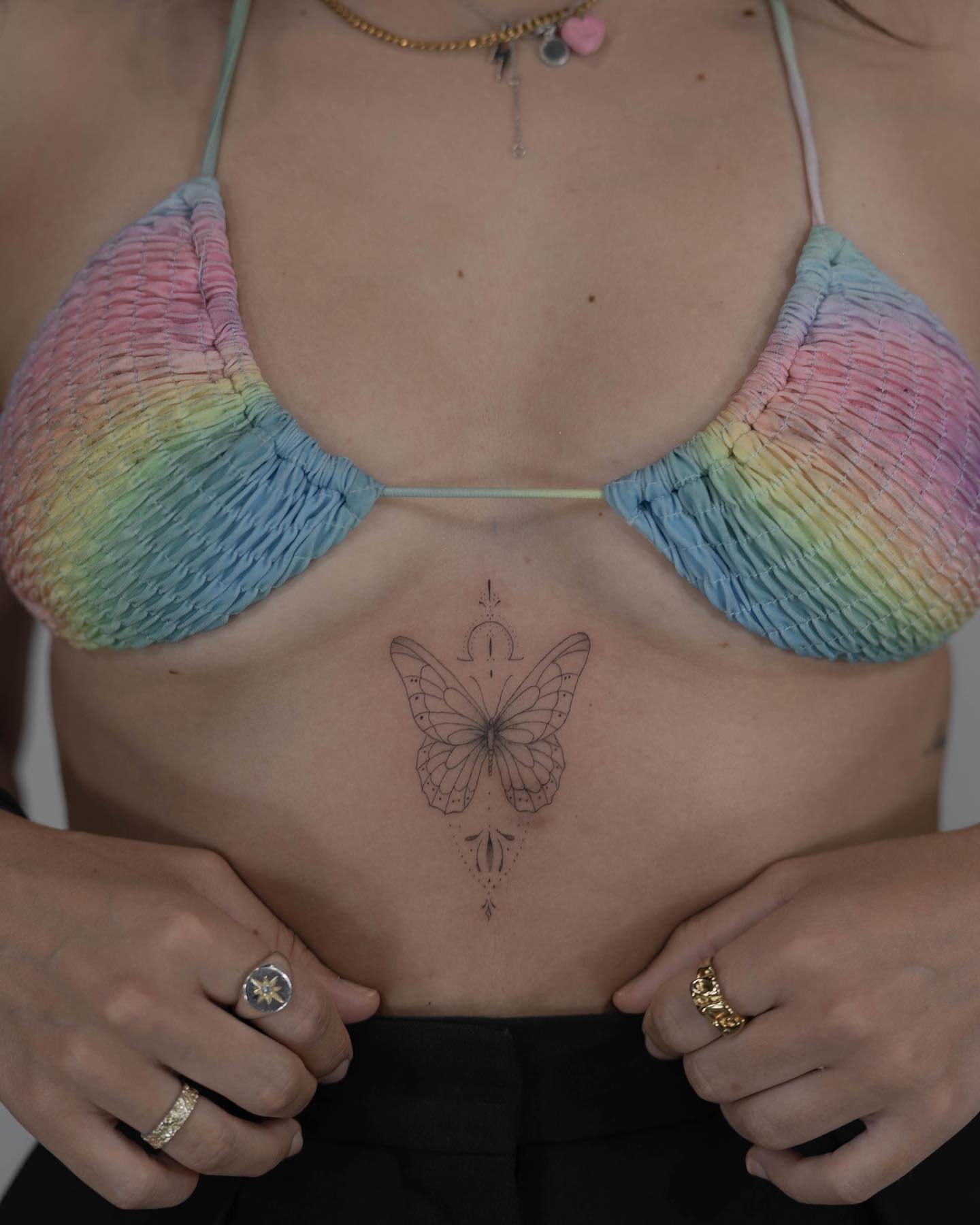 Tatuaje de mariposa en pecho, línea fina Sinkply Madrid