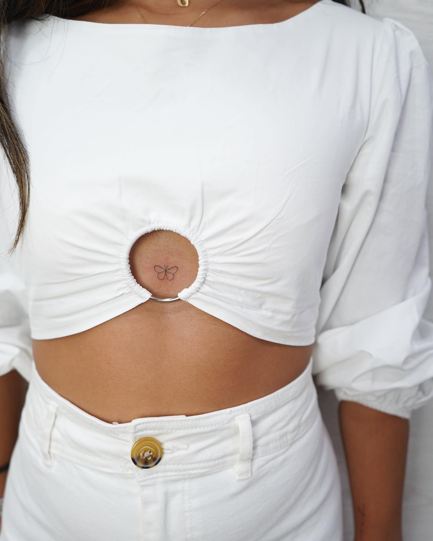 Tatuaje de mariposa en pecho, línea fina Sinkply Madrid