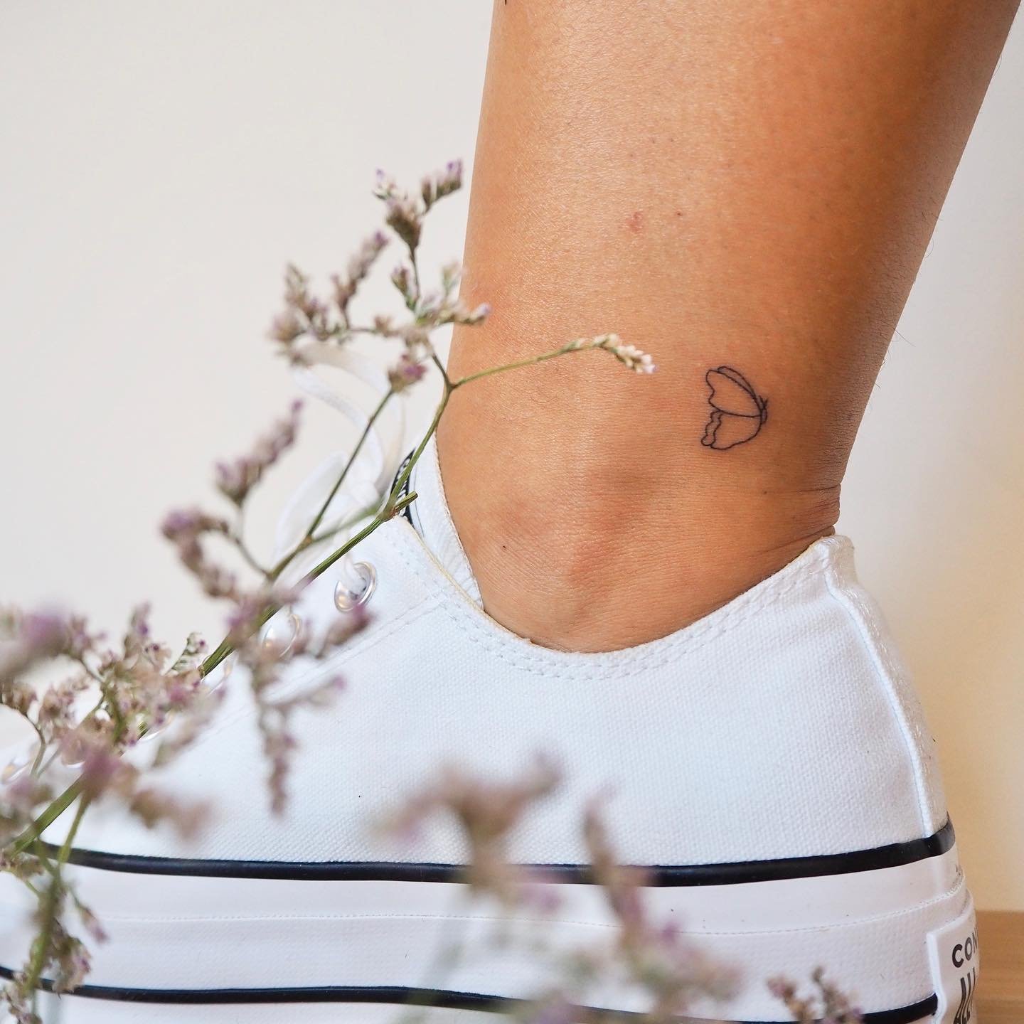 Tatuaje de mariposa en pie, línea fina Sinkply Madrid