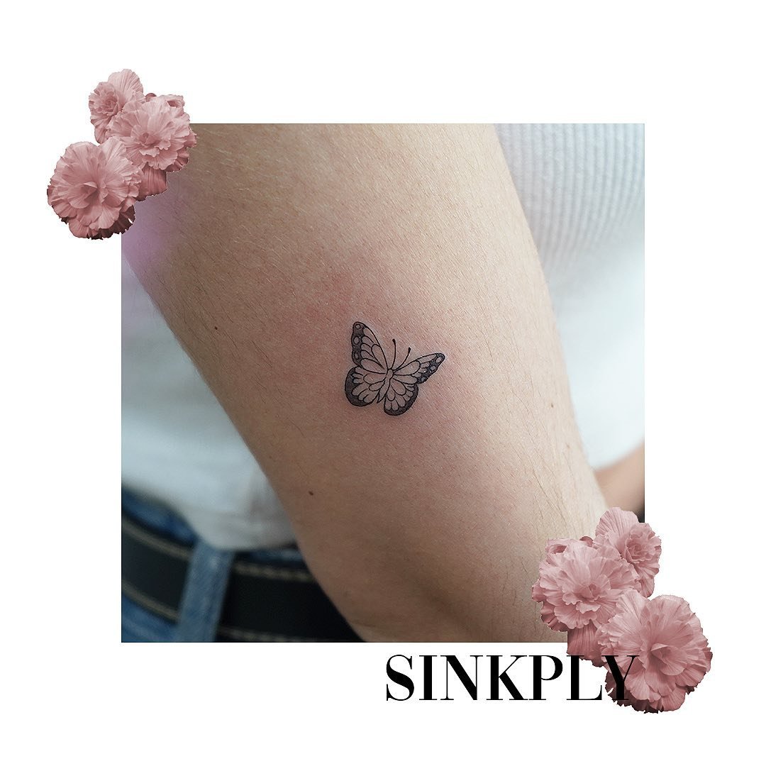 Tatuaje de mariposa en pierna, línea fina Sinkply Madrid
