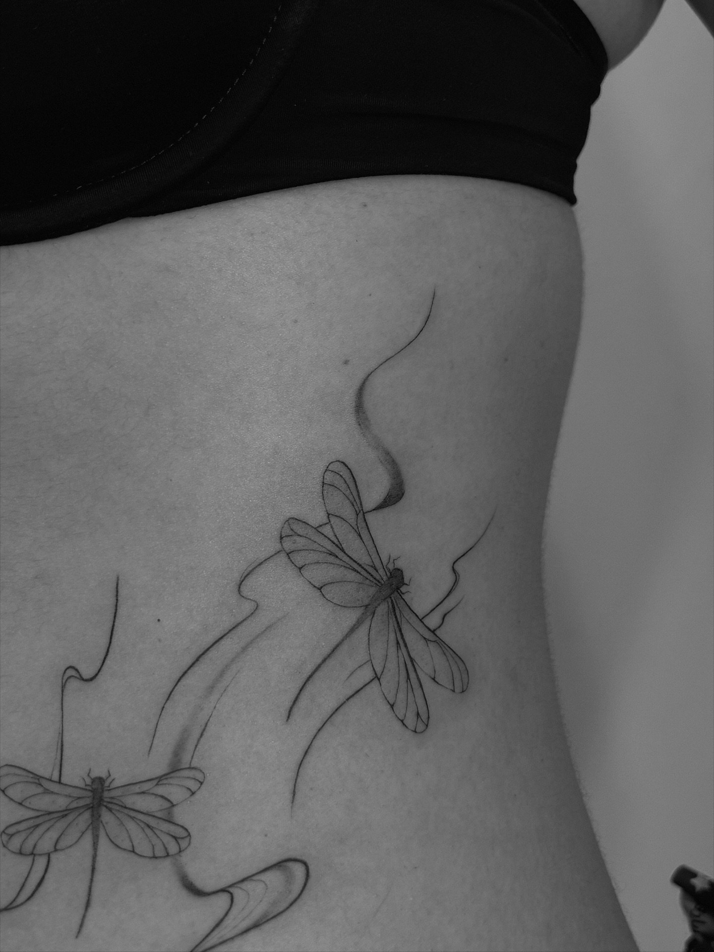 Tatuaje de mariposa en pierna, línea fina Sinkply Madrid