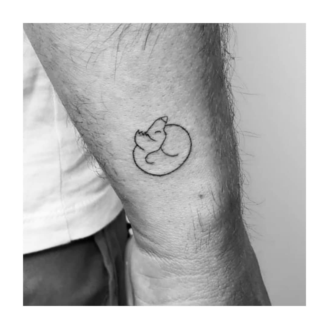Tatuaje de pet en antebrazo, línea fina Sinkply Madrid