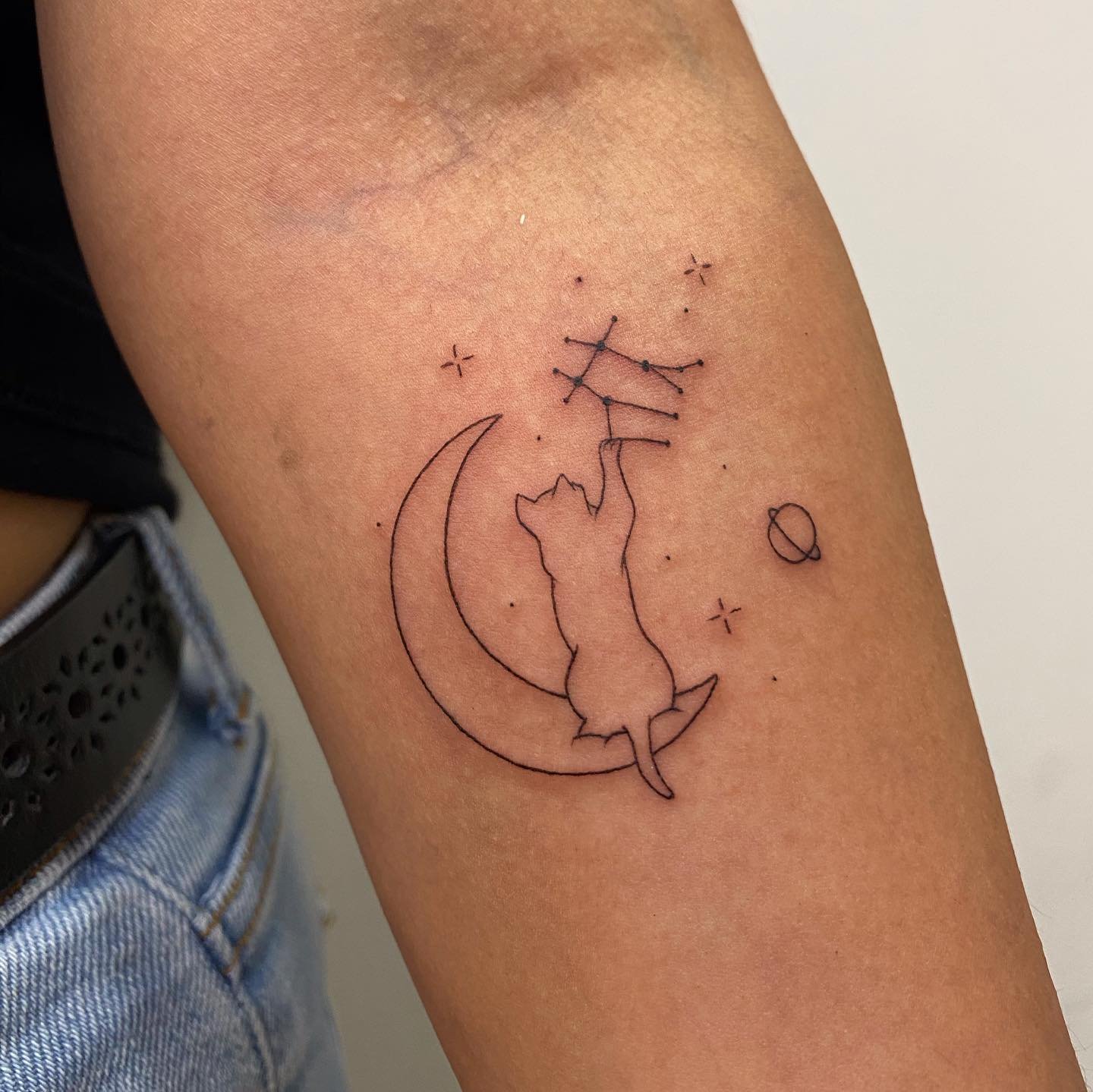 Tatuaje de pet en antebrazo, línea fina Sinkply Madrid