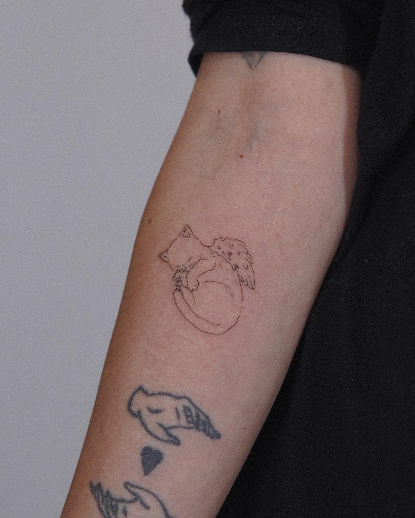 Tatuaje de pet en antebrazo, línea fina Sinkply Madrid