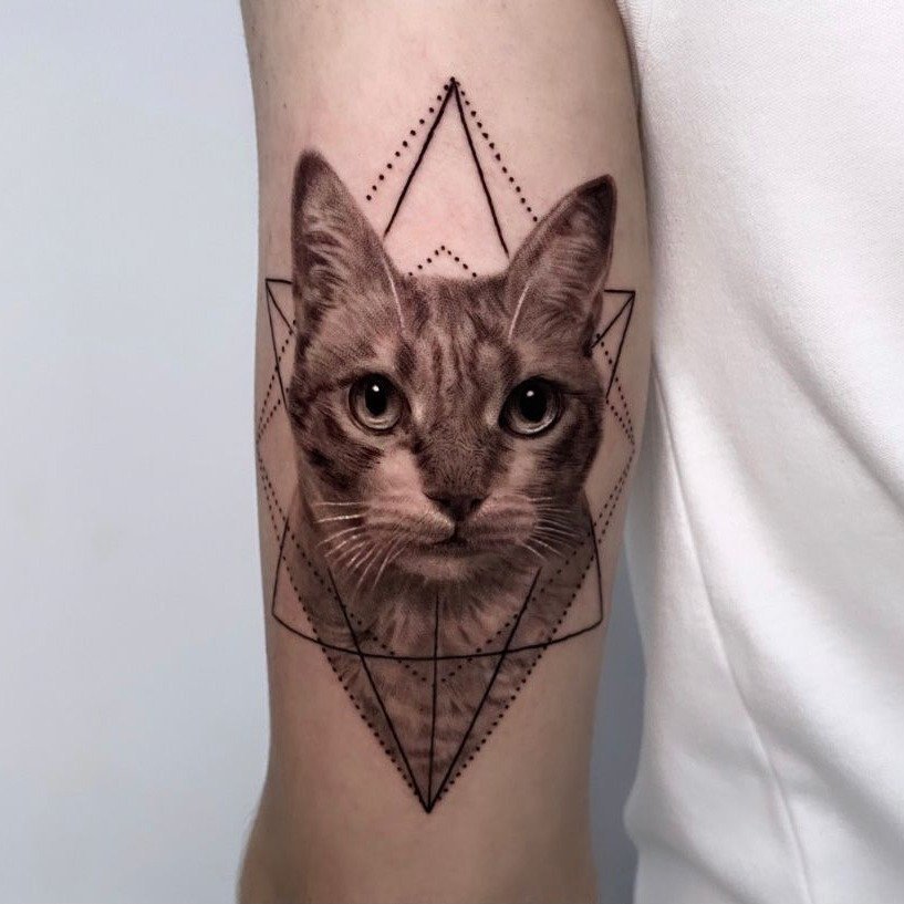 Tatuaje de pet en antebrazo, línea fina Sinkply Madrid