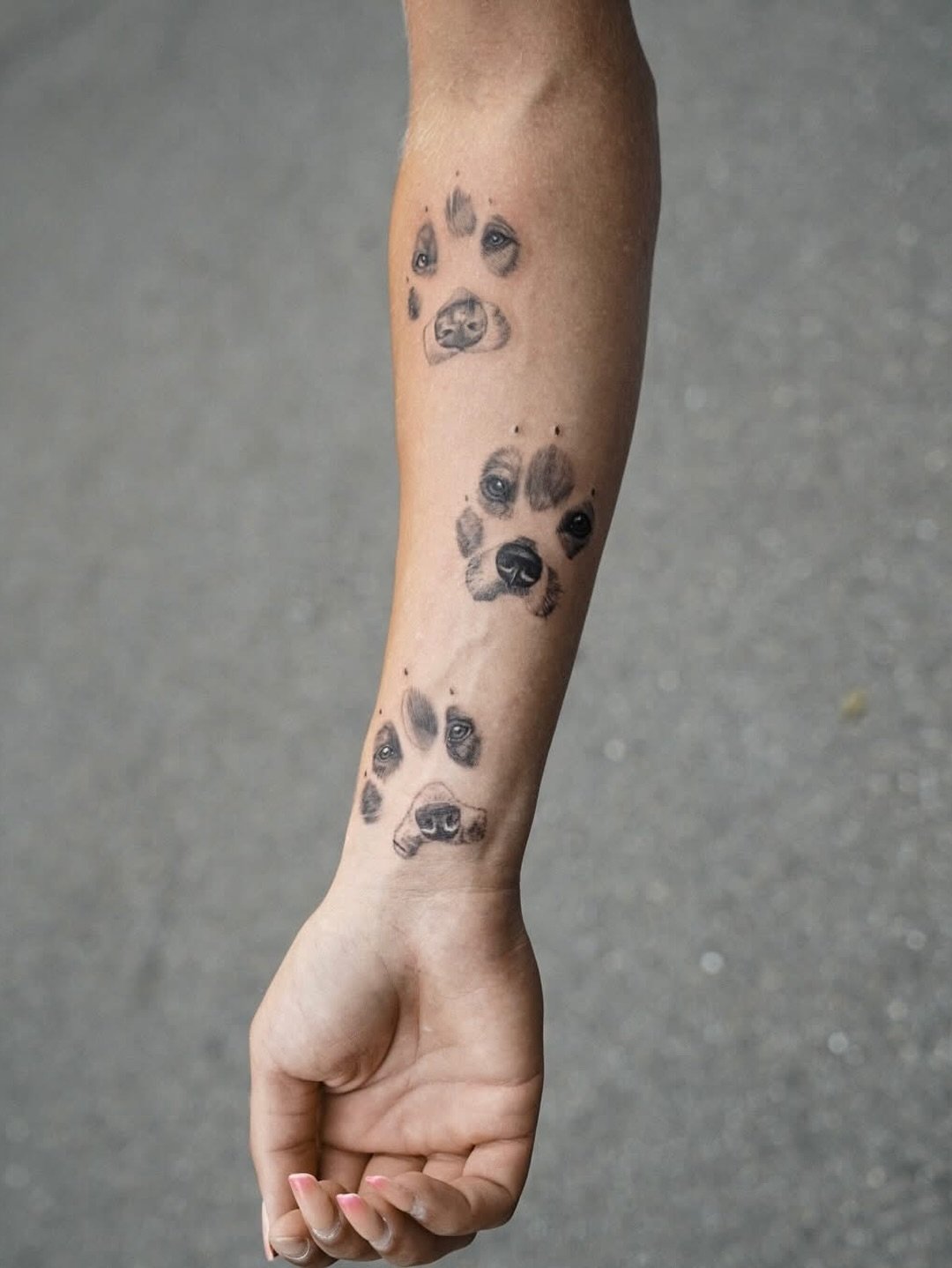Tatuaje de pet en antebrazo, línea fina Sinkply Madrid