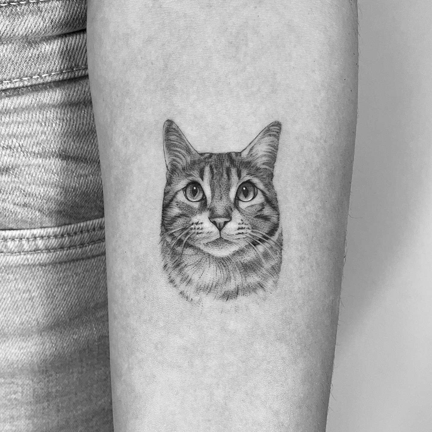 Tatuaje de pet en antebrazo, línea fina Sinkply Madrid