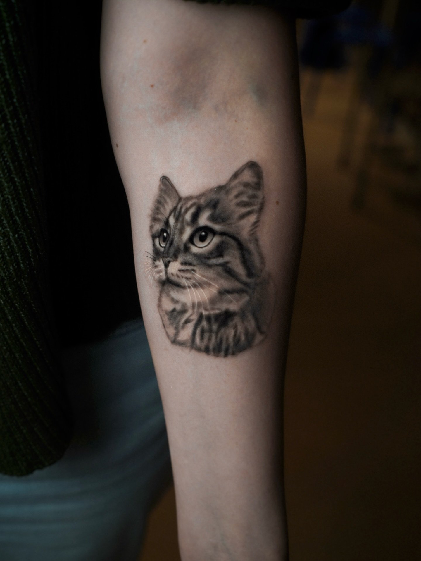 Tatuaje de pet en antebrazo, línea fina Sinkply Madrid