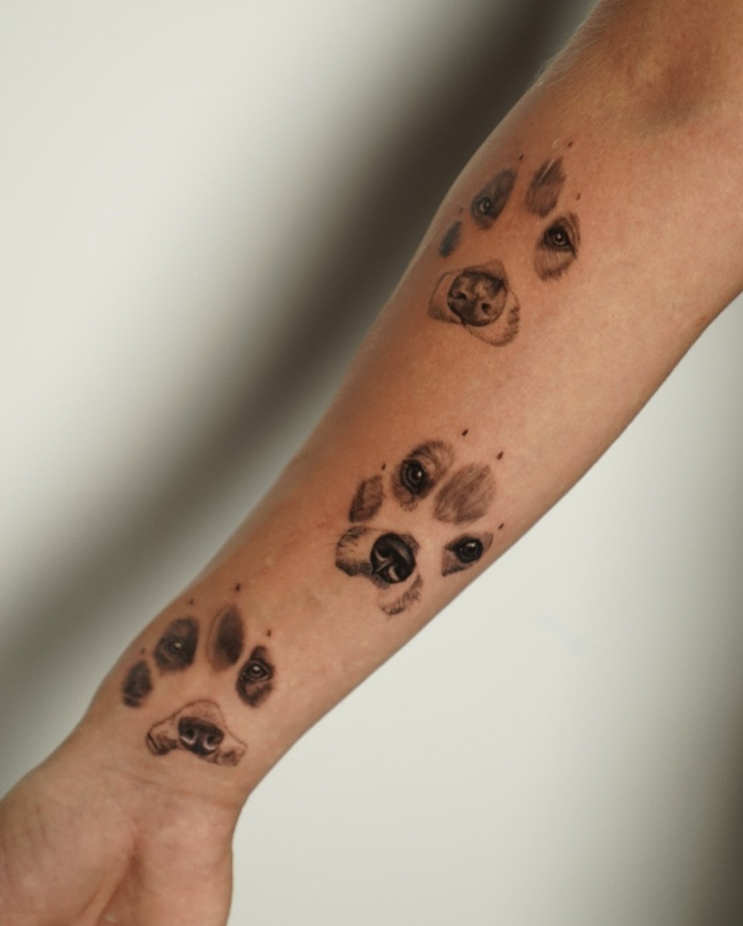 Tatuaje de pet en antebrazo, línea fina Sinkply Madrid