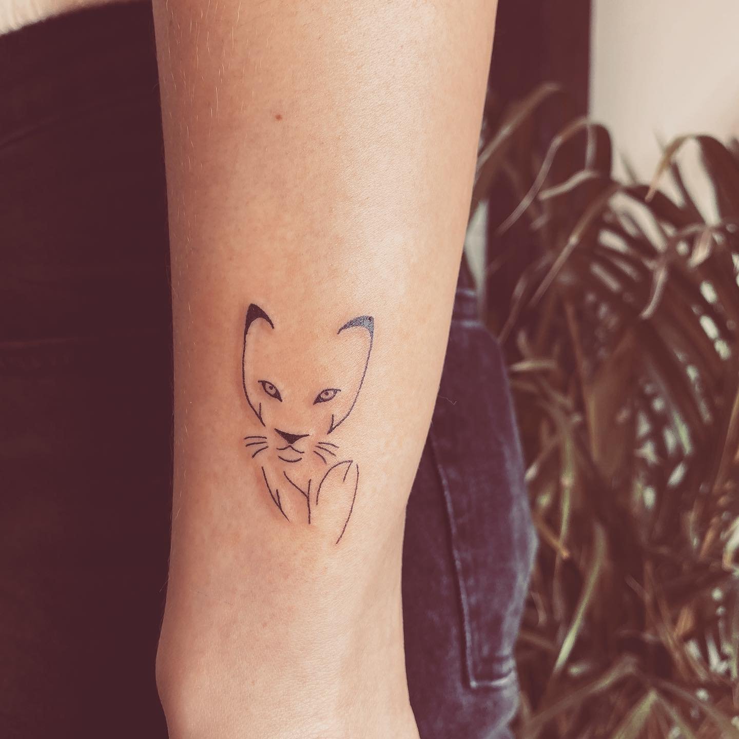Tatuaje de pet en antebrazo, línea fina Sinkply Madrid