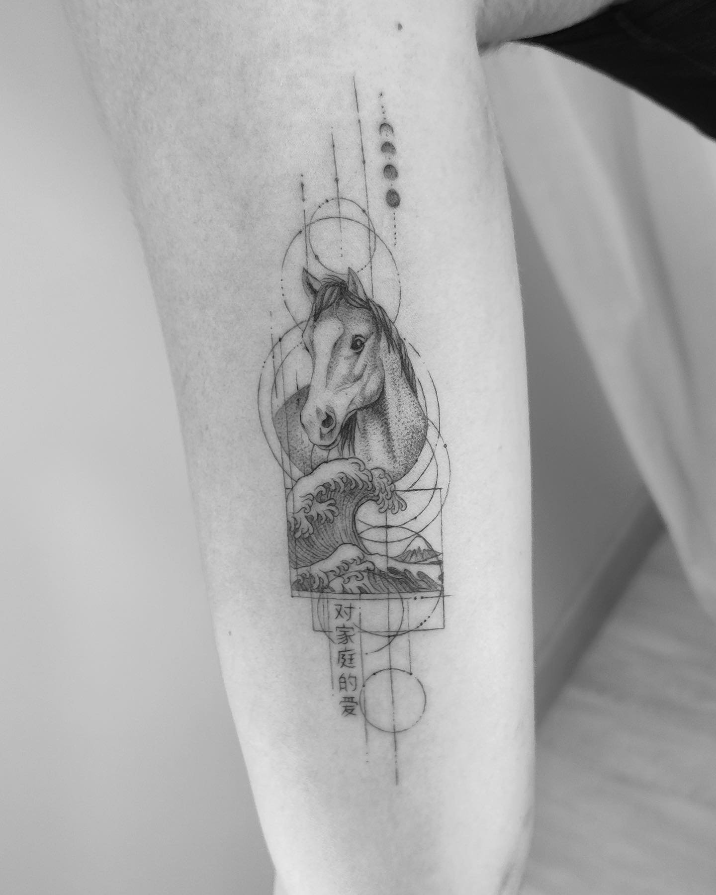 Tatuaje de pet en antebrazo, línea fina Sinkply Madrid