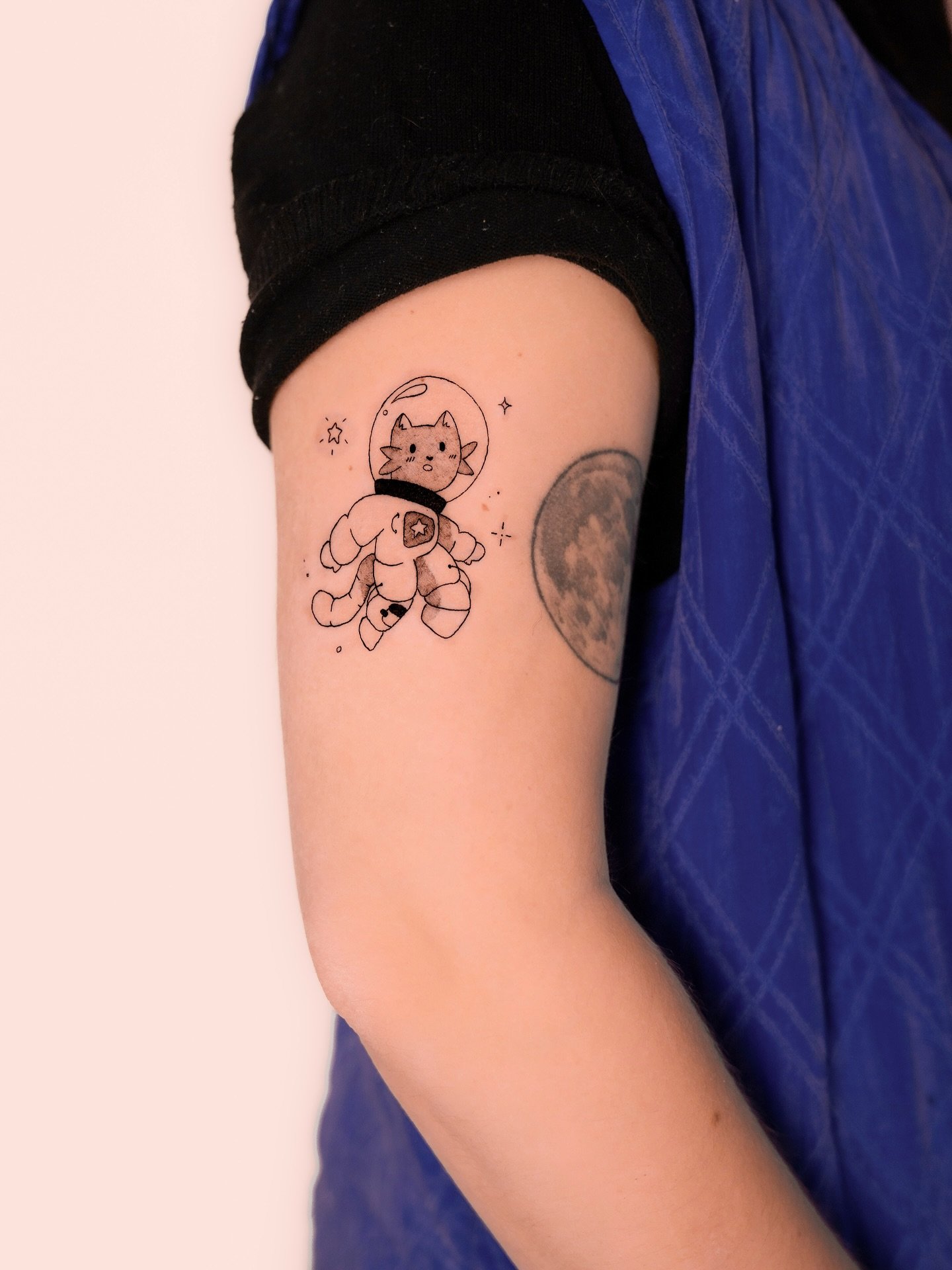 Tatuaje de pet en brazo, línea fina Sinkply Madrid
