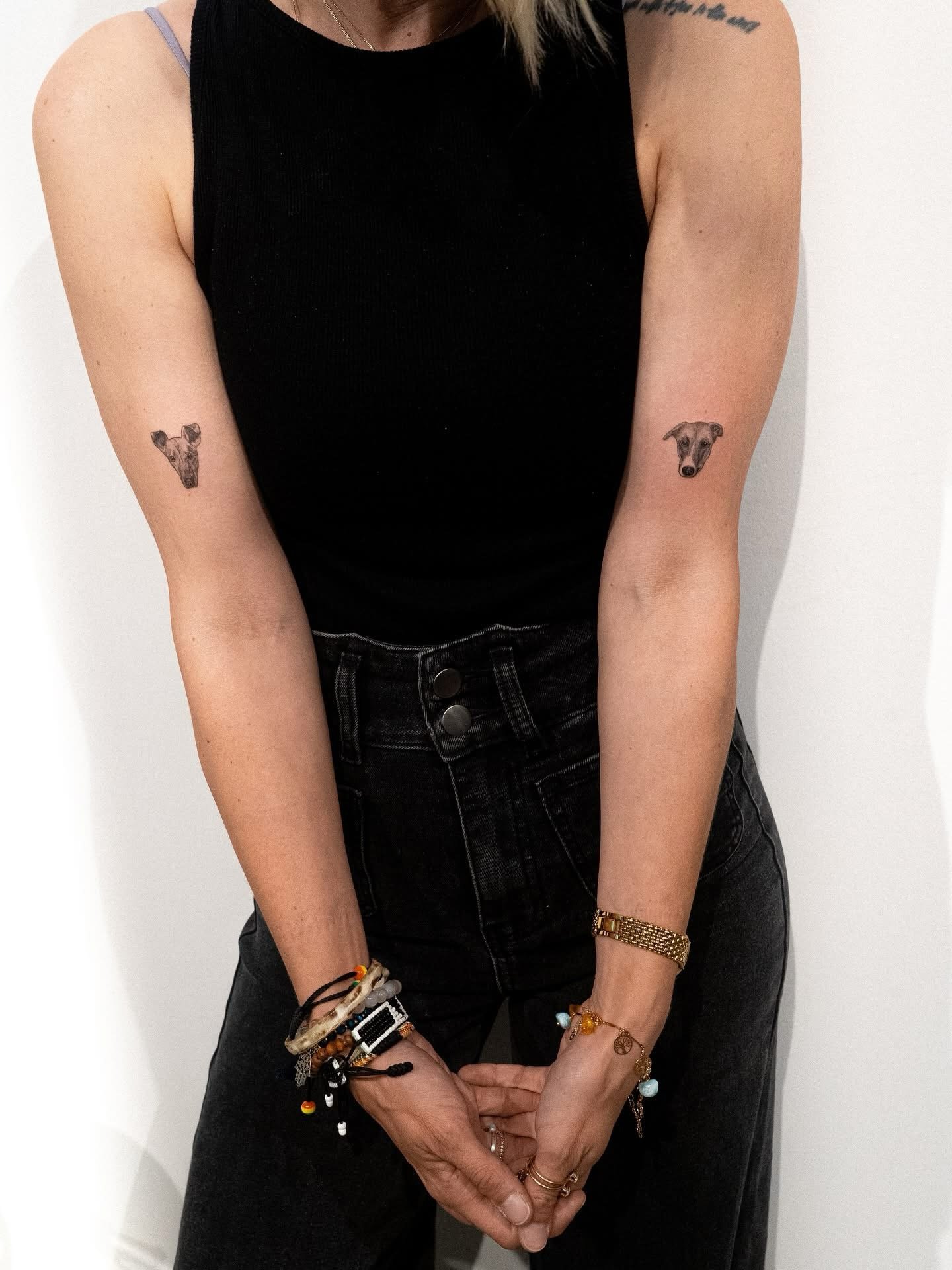 Tatuaje de pet en brazo, línea fina Sinkply Madrid