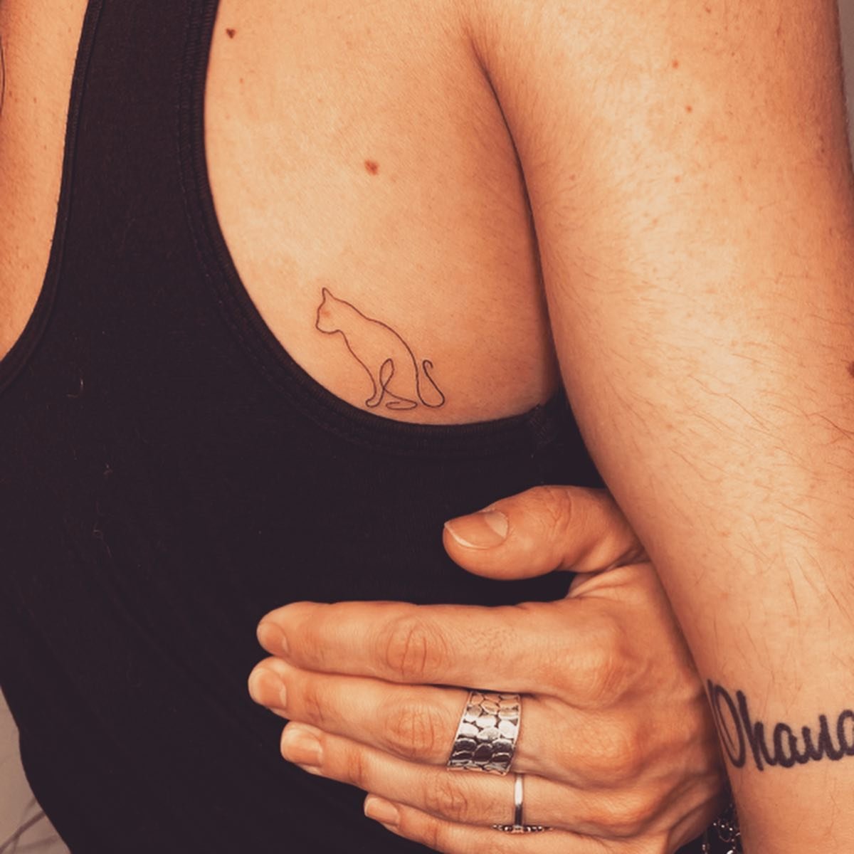 Tatuaje de pet en costilla, línea fina Sinkply Madrid