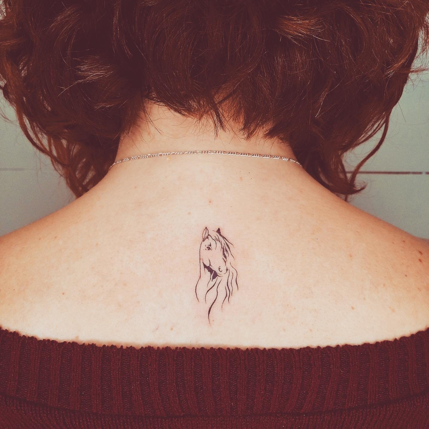 Tatuaje de pet en espalda, línea fina Sinkply Madrid