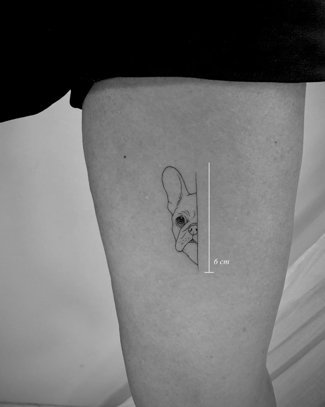 Tatuaje de pet en muslo, línea fina Sinkply Madrid