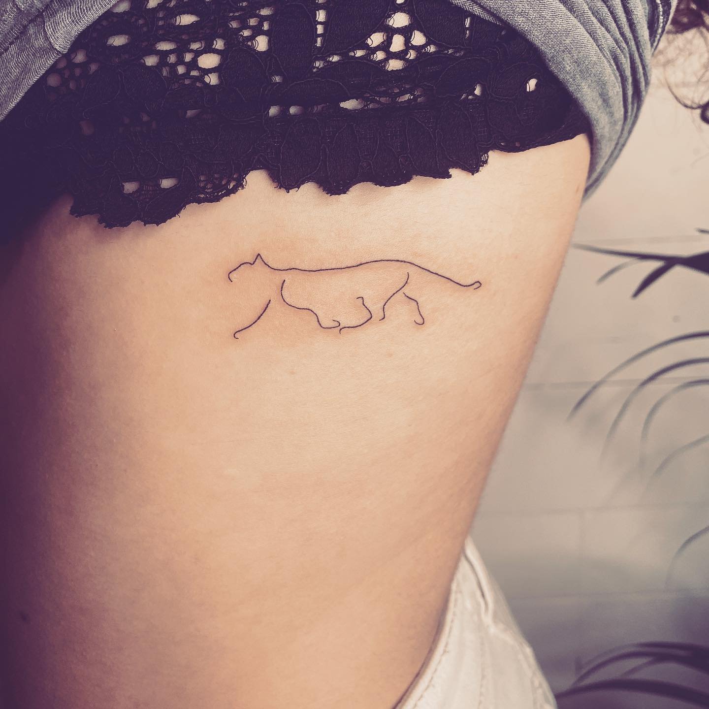 Tatuaje de pet en muslo, línea fina Sinkply Madrid