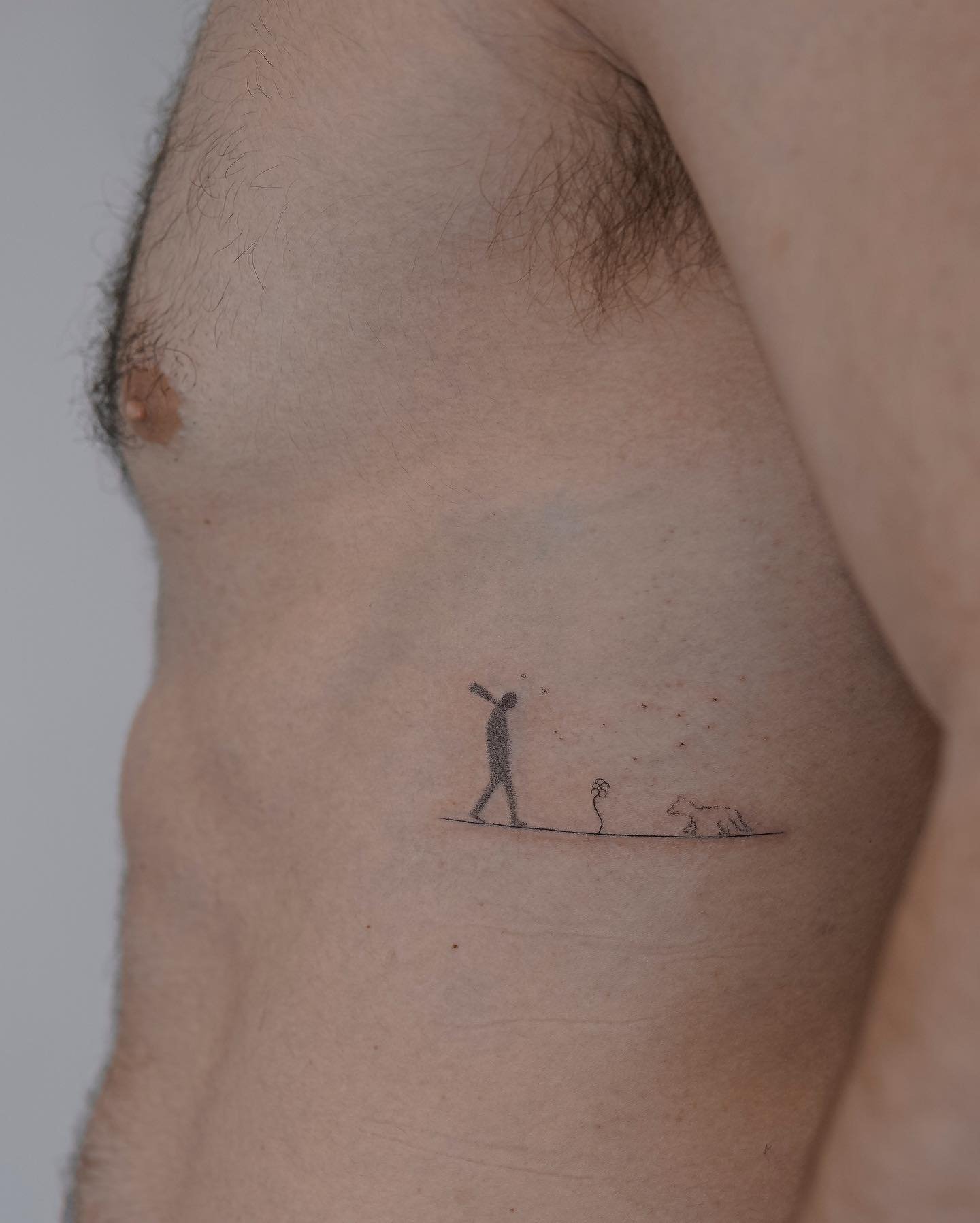 Tatuaje de pet en muslo, línea fina Sinkply Madrid