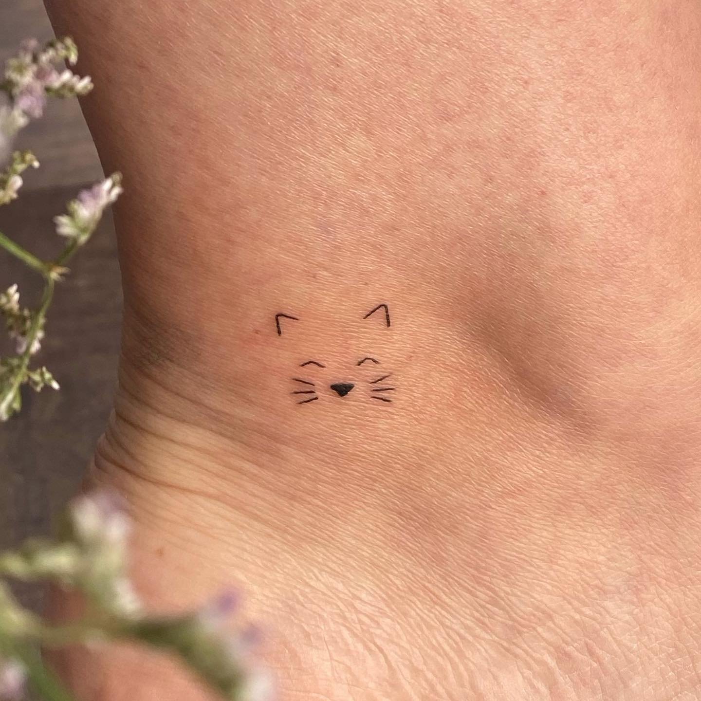 Tatuaje de pet en pie, línea fina Sinkply Madrid