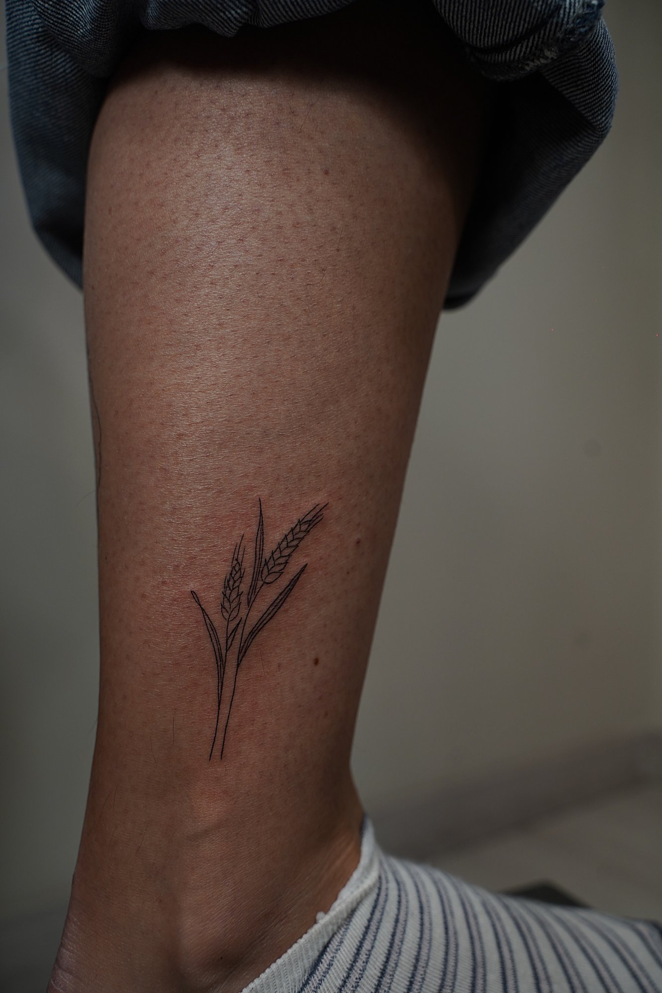 Tatuaje de abeja en zona desconocida, línea fina
