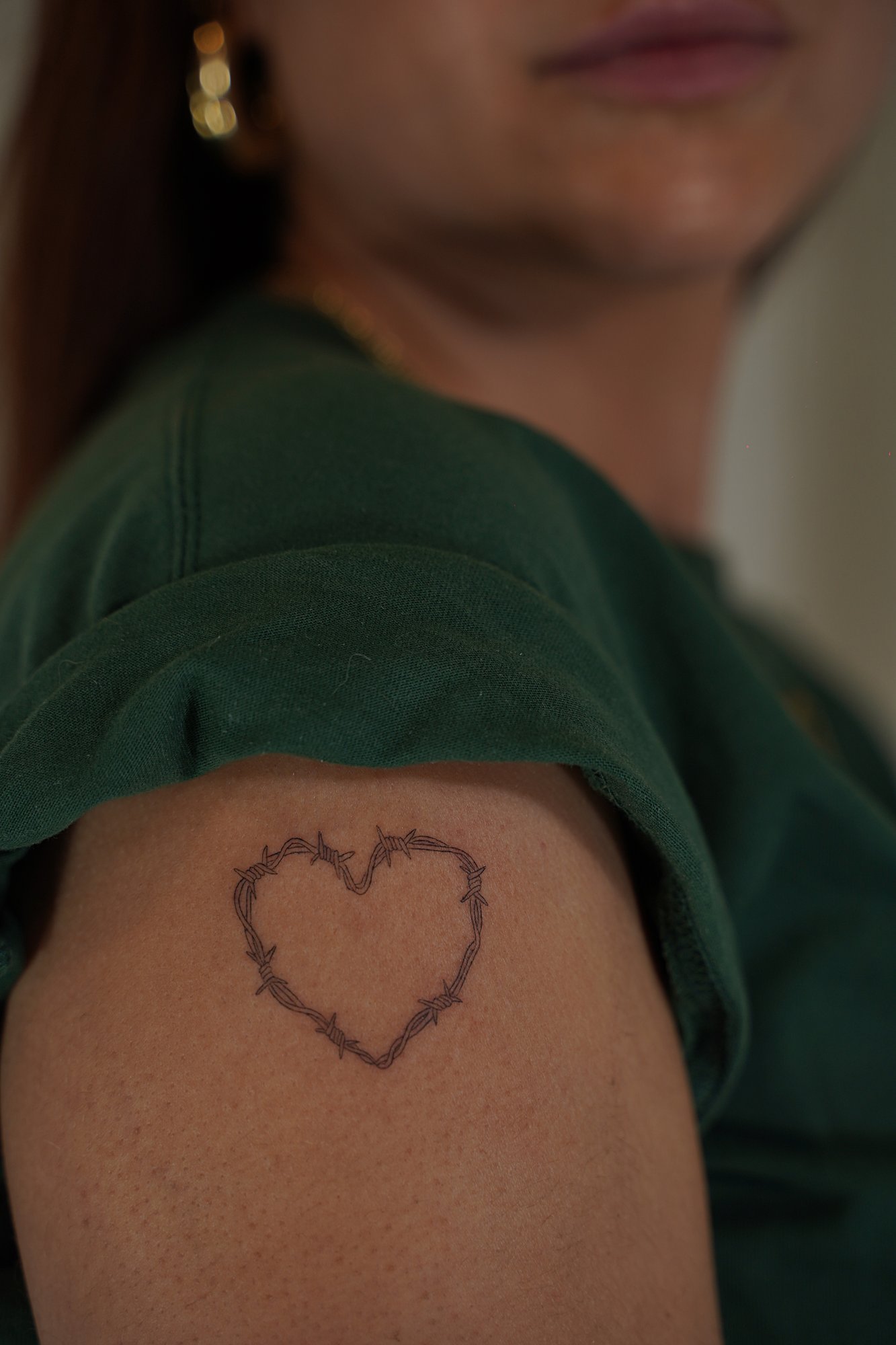 Tatuaje de conejo en costilla, línea fina