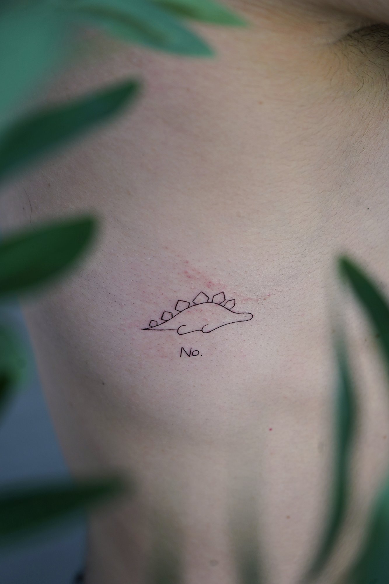 Tatuaje de dinosaurio en zona desconocida, línea fina
