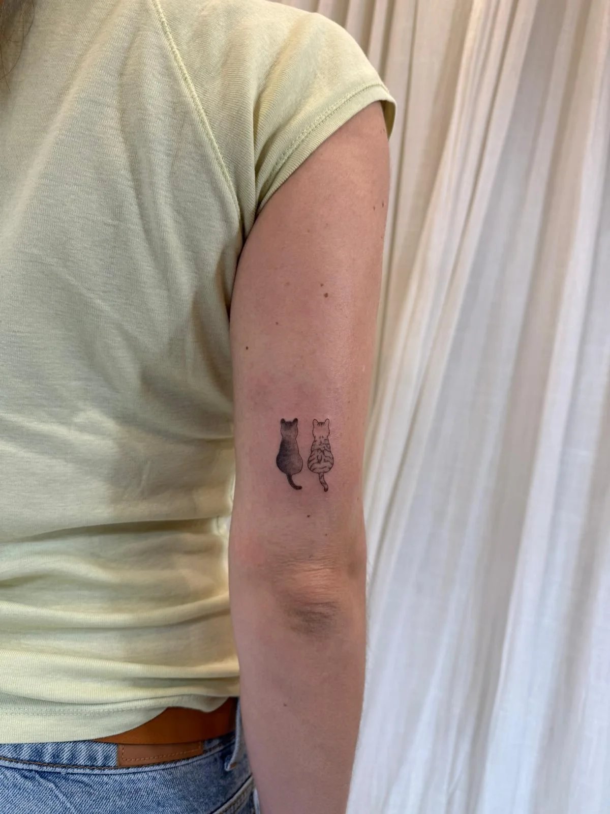 Tatuaje animales dos gatos silueta antebrazo