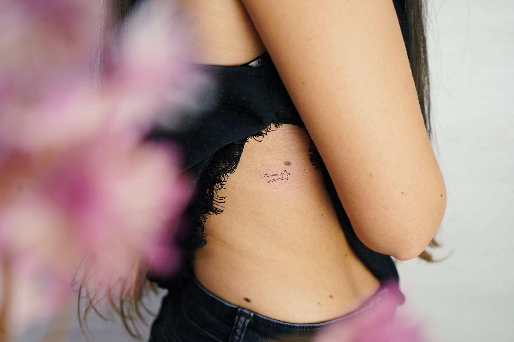 Tatuaje de gato egipcio en zona desconocida, línea fina