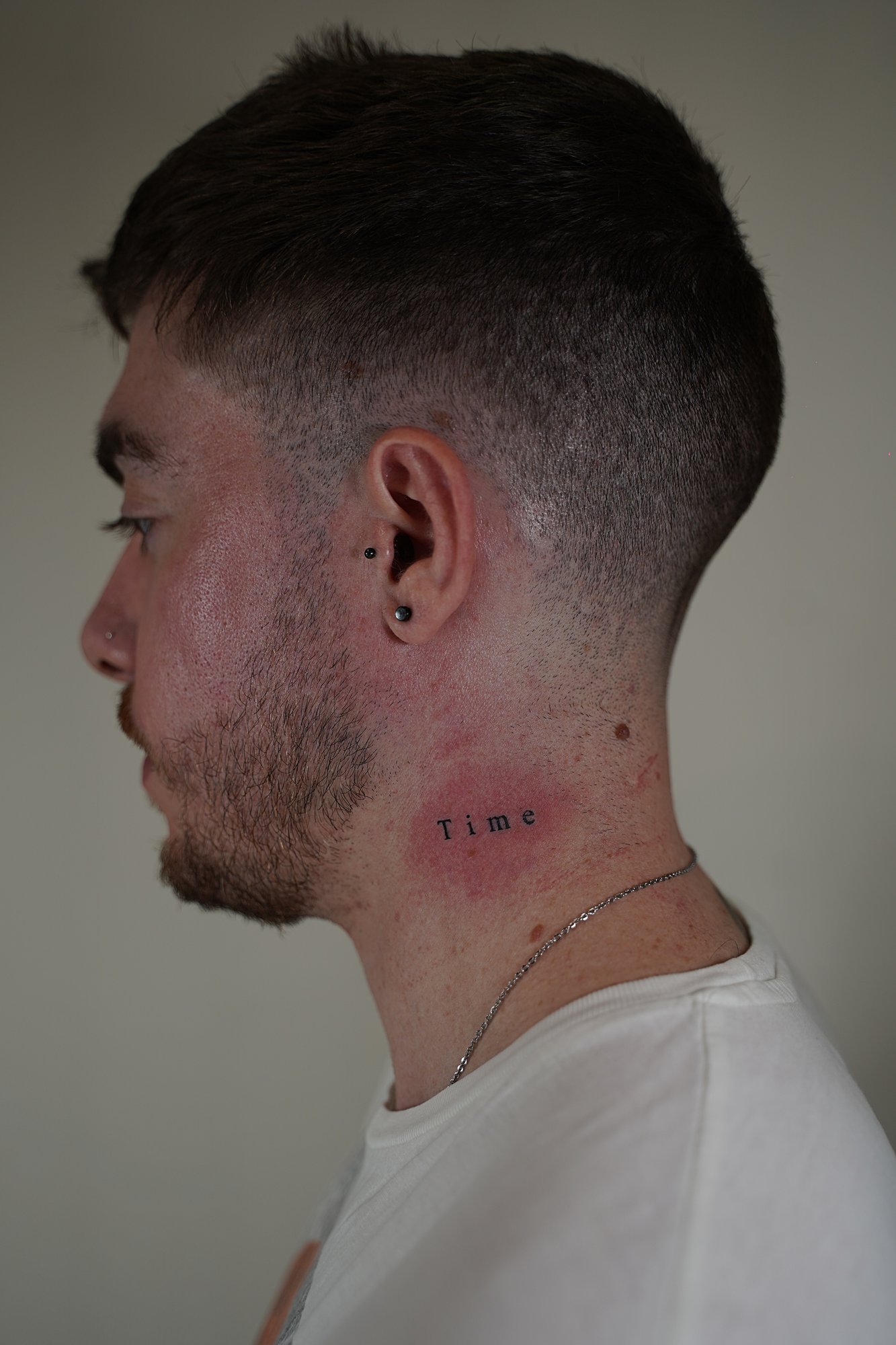 Tatuaje de leon lineas en codo, línea fina