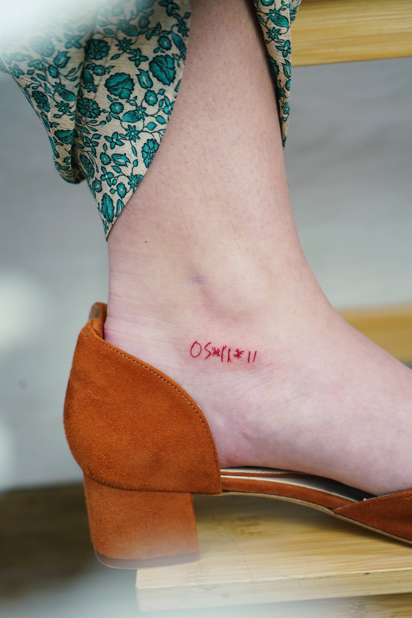Tatuaje de leona geometrica en zona desconocida, línea fina