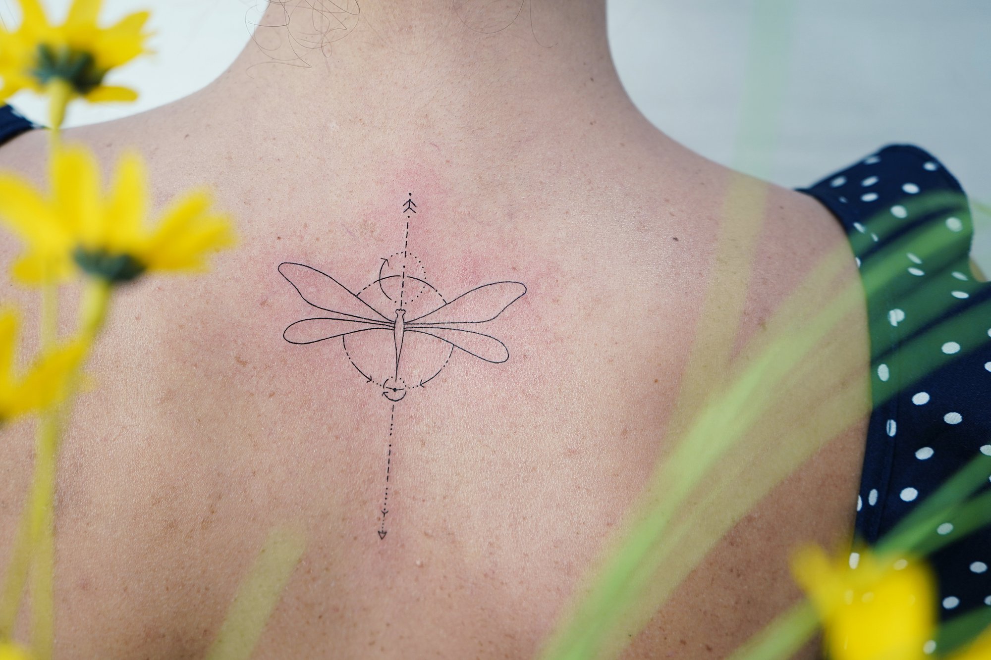 Tatuaje de libelula composicion en columna, línea fina