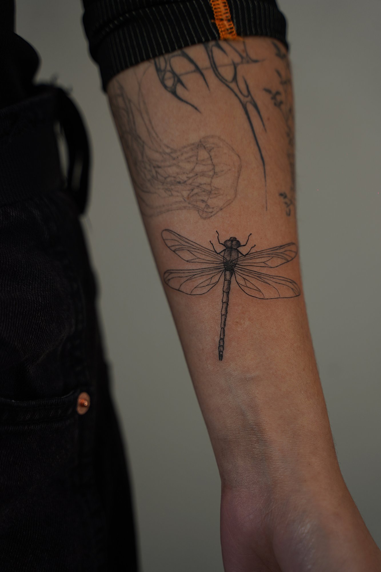 Tatuaje de libelula en zona desconocida, línea fina