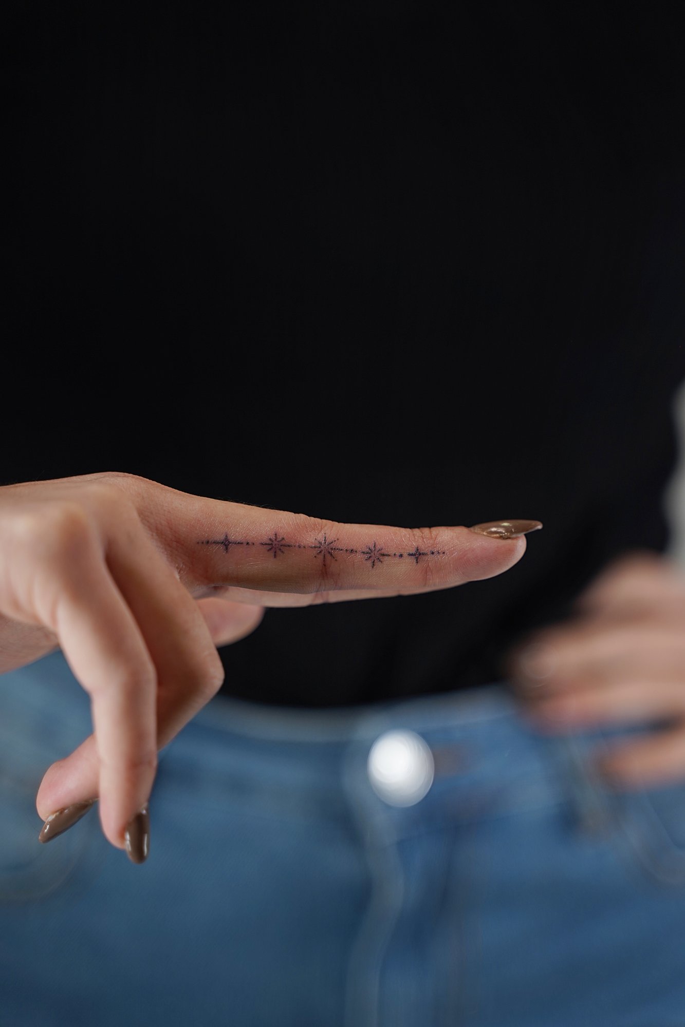 Tatuaje de libelula en zona desconocida, línea fina