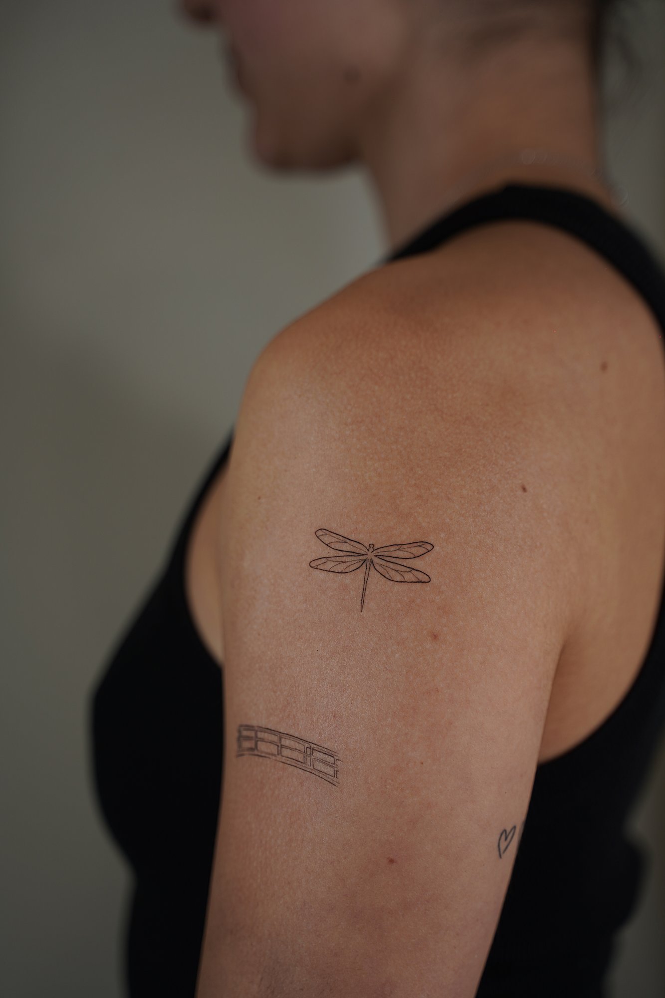 Tatuaje de libelula en zona desconocida, línea fina