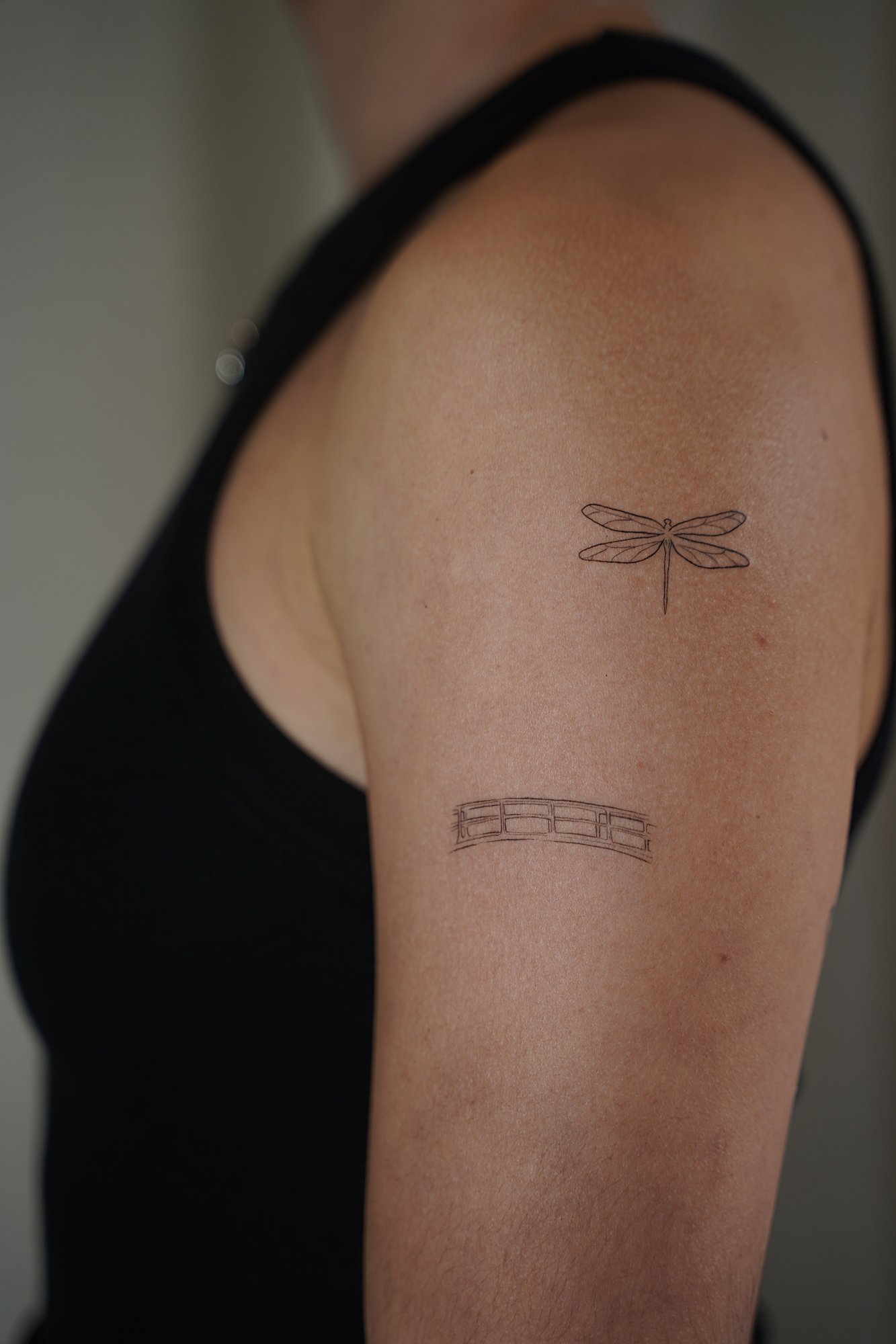 Tatuaje de libelula en zona desconocida, línea fina