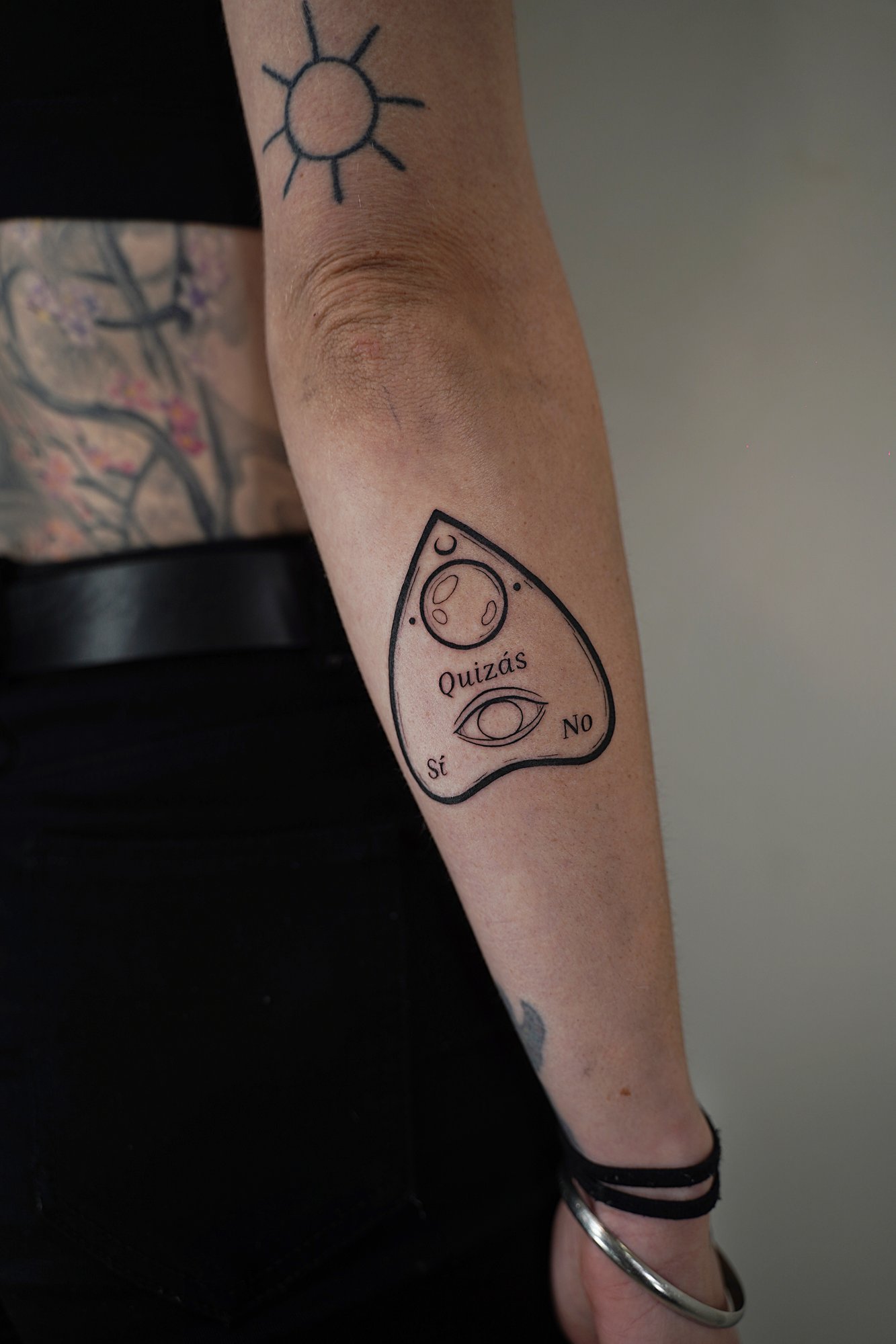 Tatuaje de libelula en zona desconocida, línea fina