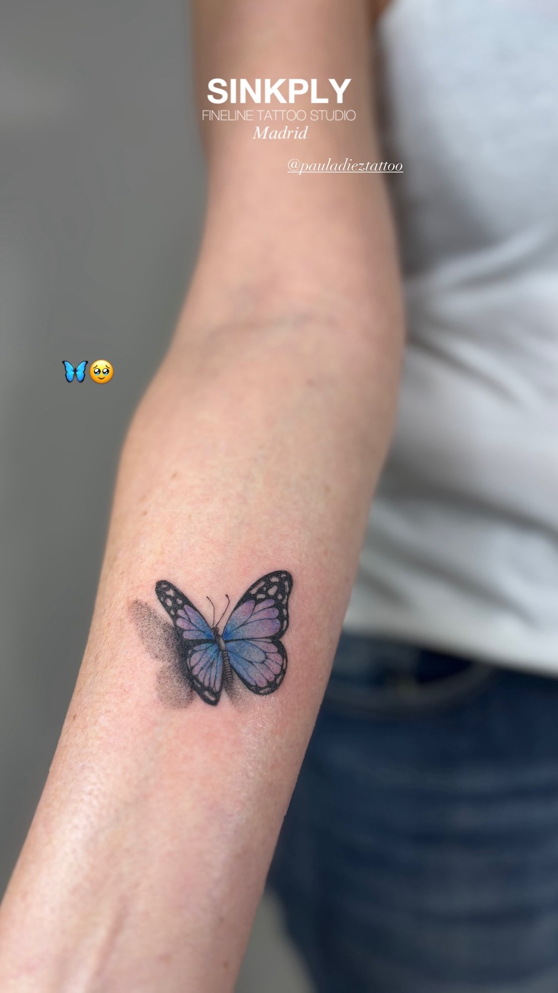 Tatuaje de mariposa azul realista sombra en antebrazo, línea fina