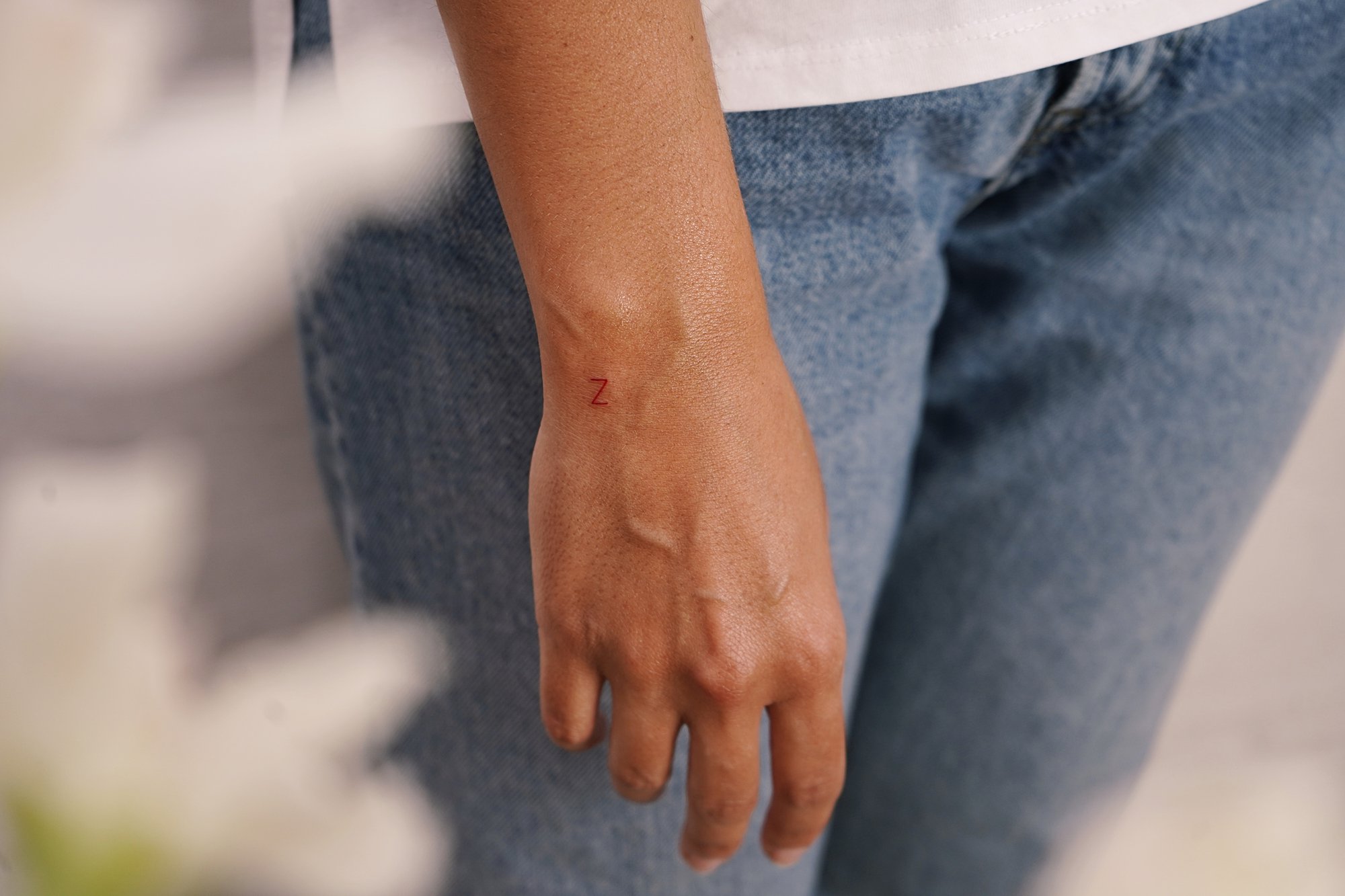 Tatuaje de mariposa lineal en tobillo, línea fina