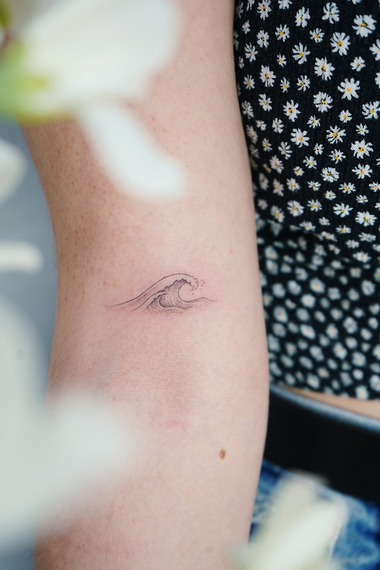 Tatuaje de mariposa lineal en zona desconocida, línea fina