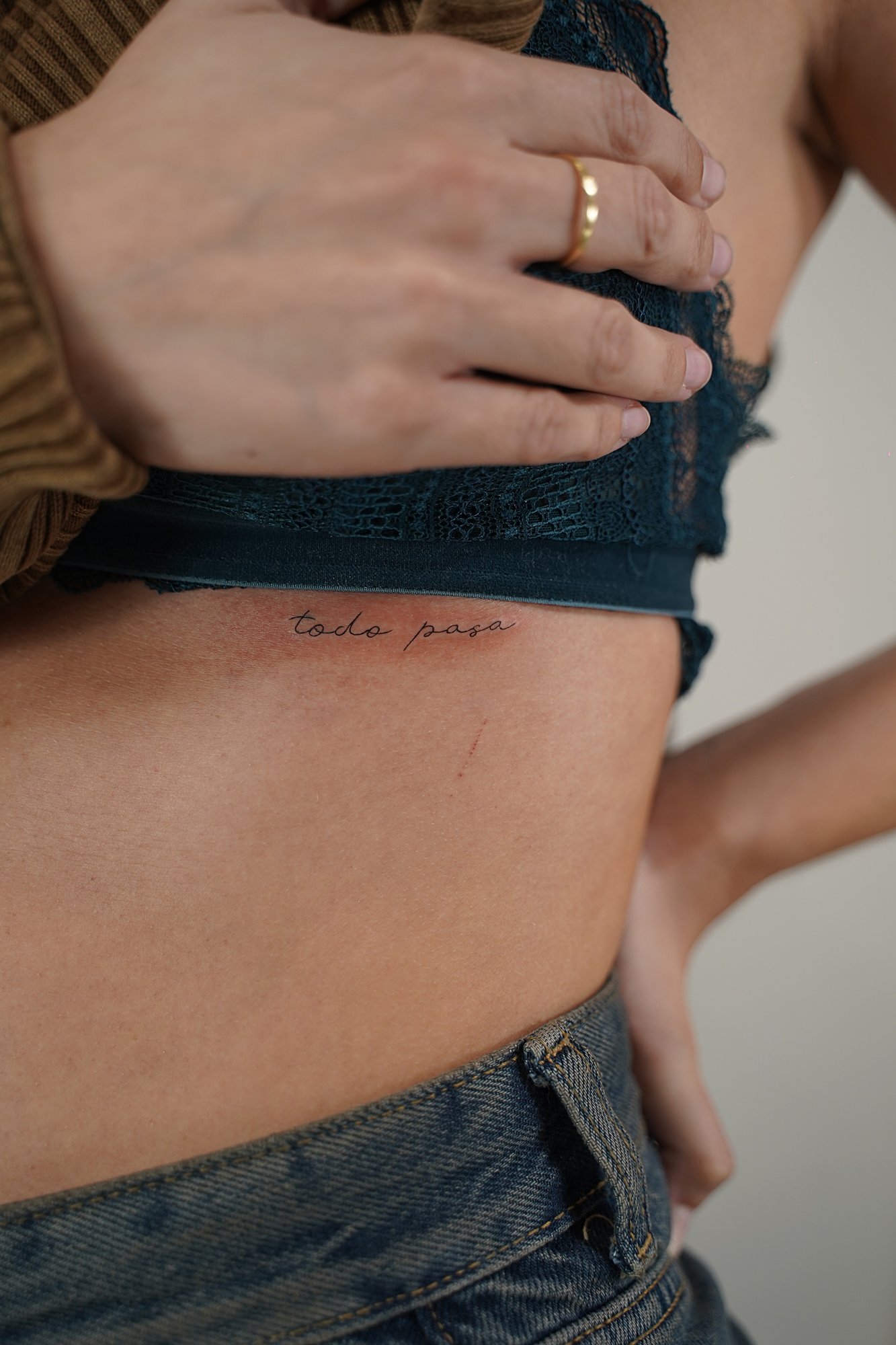 Tatuaje de mariposa lineal en zona desconocida, línea fina