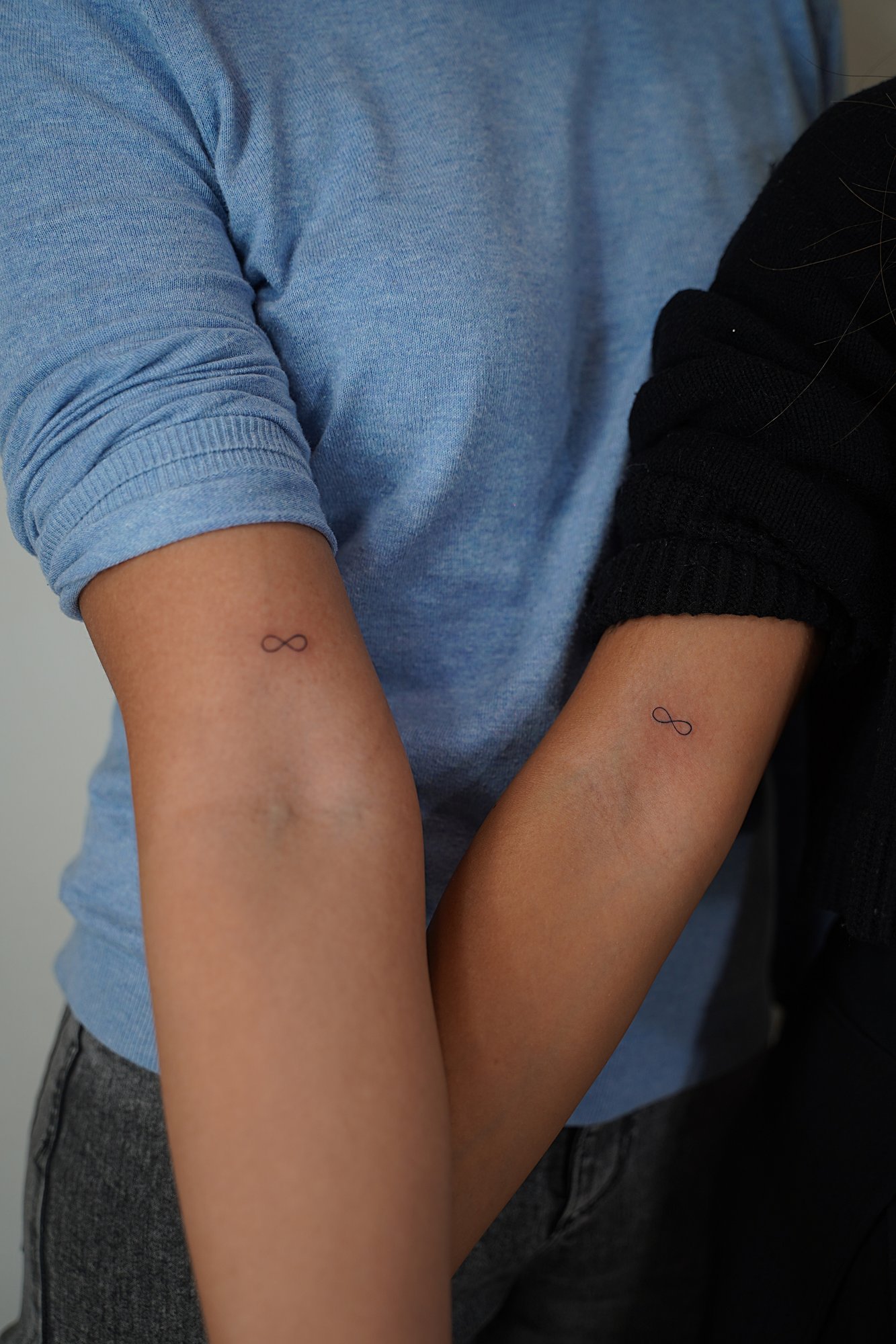 Tatuaje de mariposa micro realismo en zona desconocida, línea fina