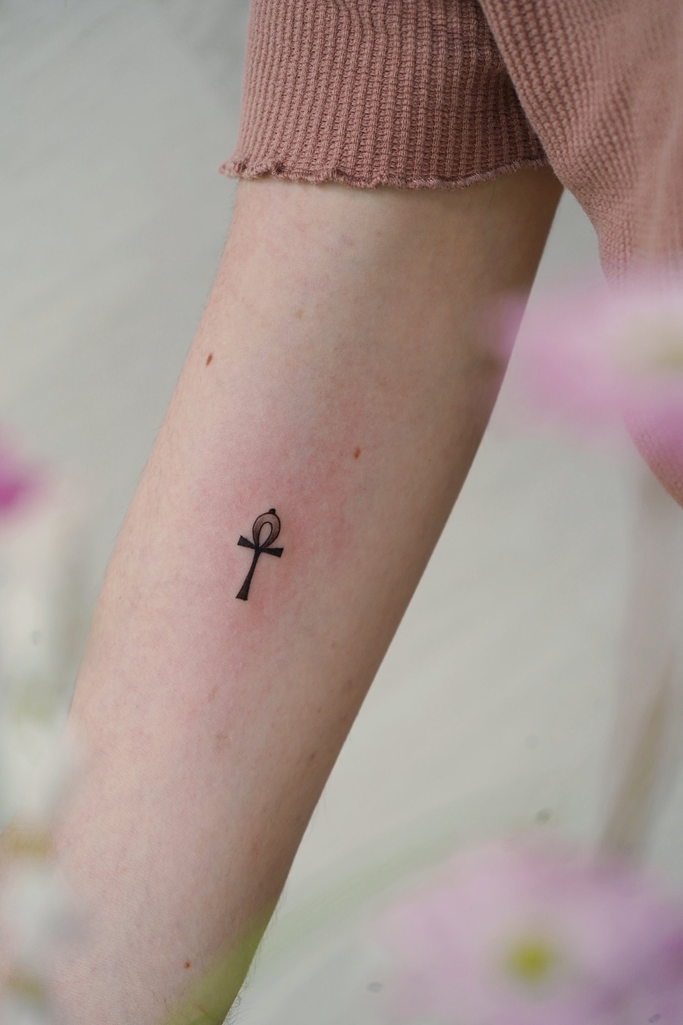 Tatuaje de mariposa simple en zona desconocida, línea fina