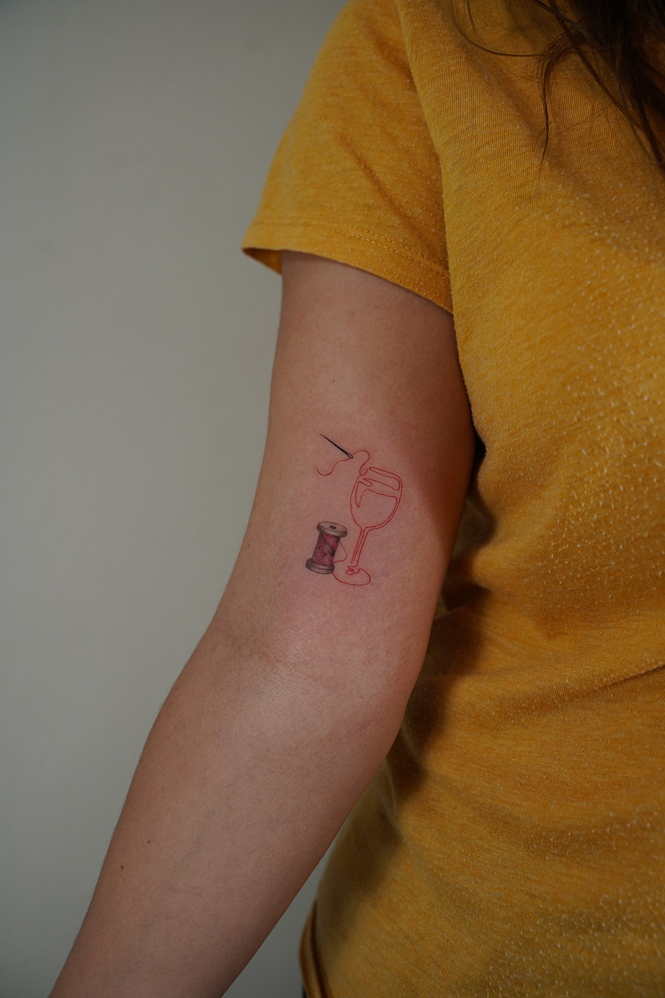 Tatuaje de mariposa simple en zona desconocida, línea fina