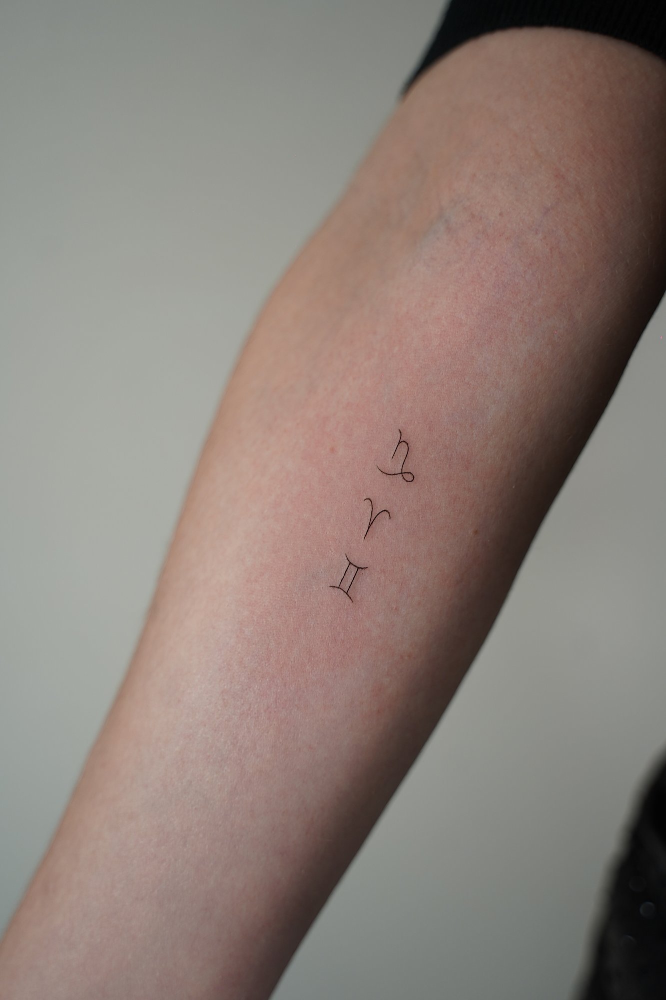 Tatuaje de mariposa simple en zona desconocida, línea fina