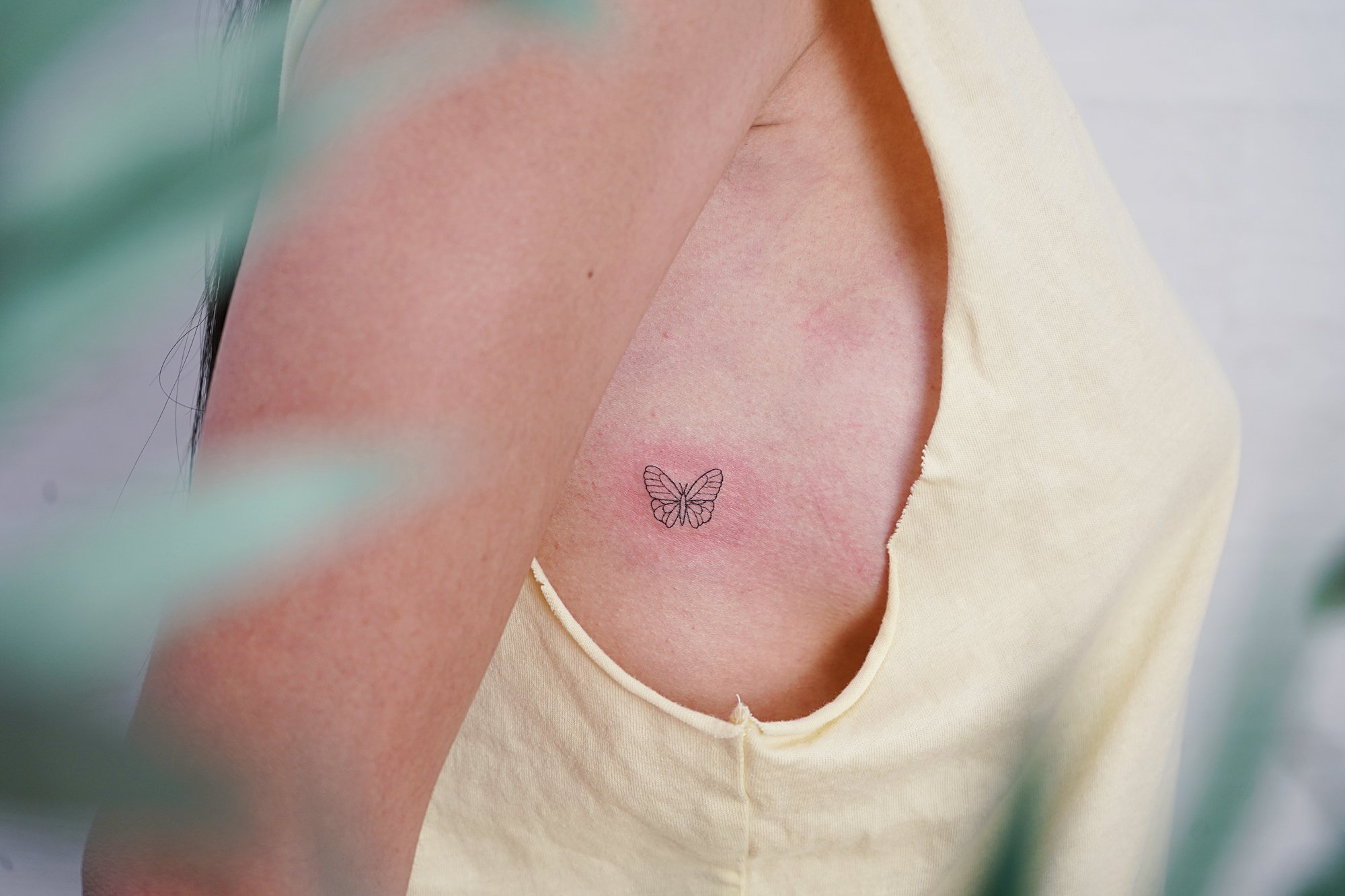 Tatuaje de mariposa en costilla, línea fina
