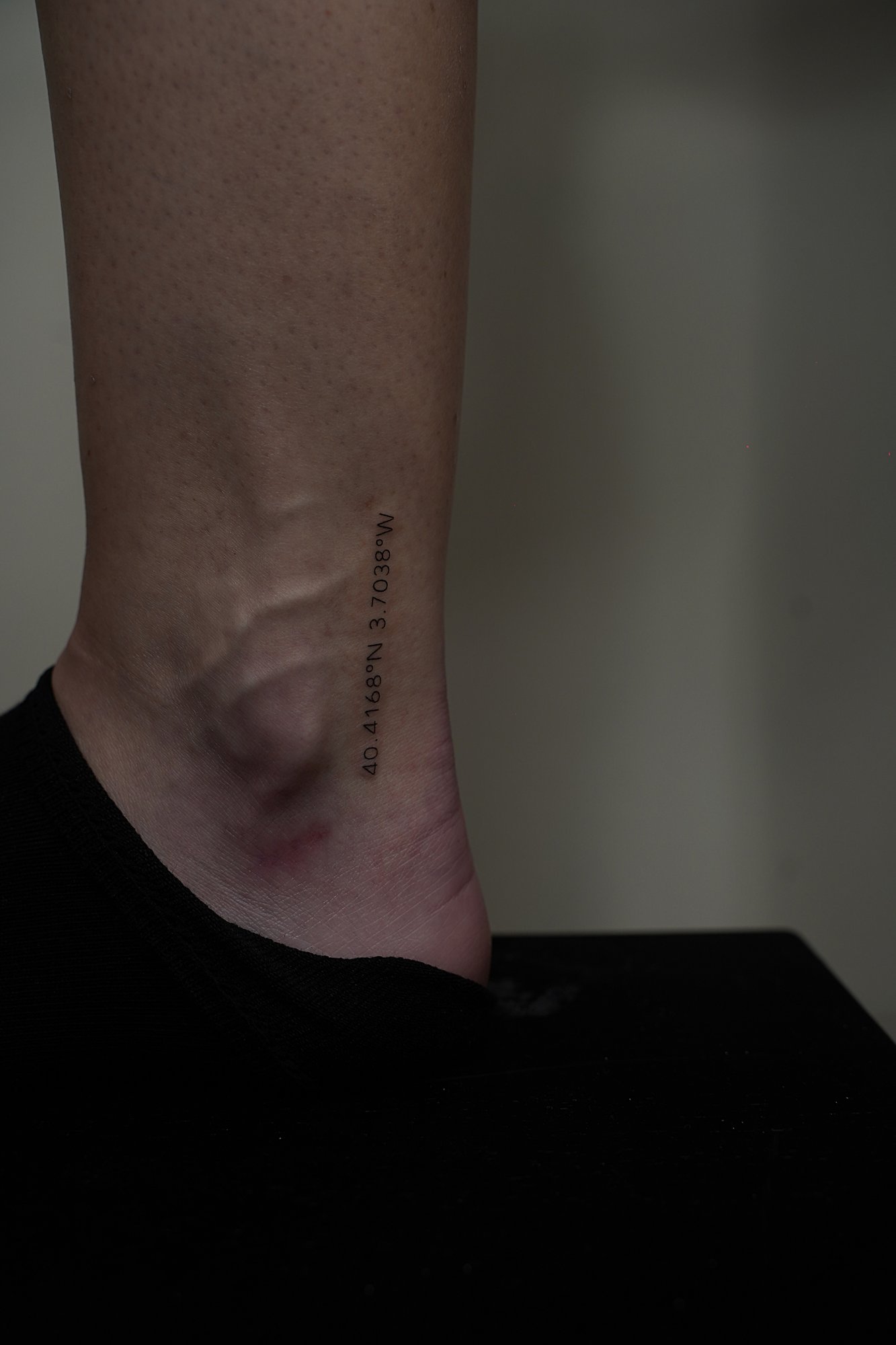 Tatuaje de mariposa en tobillo, línea fina